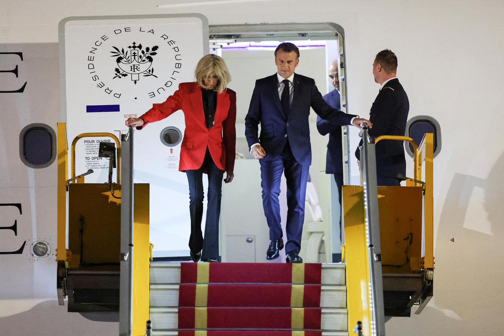 France's President Emmanuel Macron and his wife Brigitte Macron arrive at Noi Bai International Airport, marking the first trip to Vietnam by a French president in nearly a decade, in Hanoi, Vietnam, May 25, 2025. REUTERS/Chalinee Thirasupa Photo: CHALINEE THIRASUPA/REUTERS