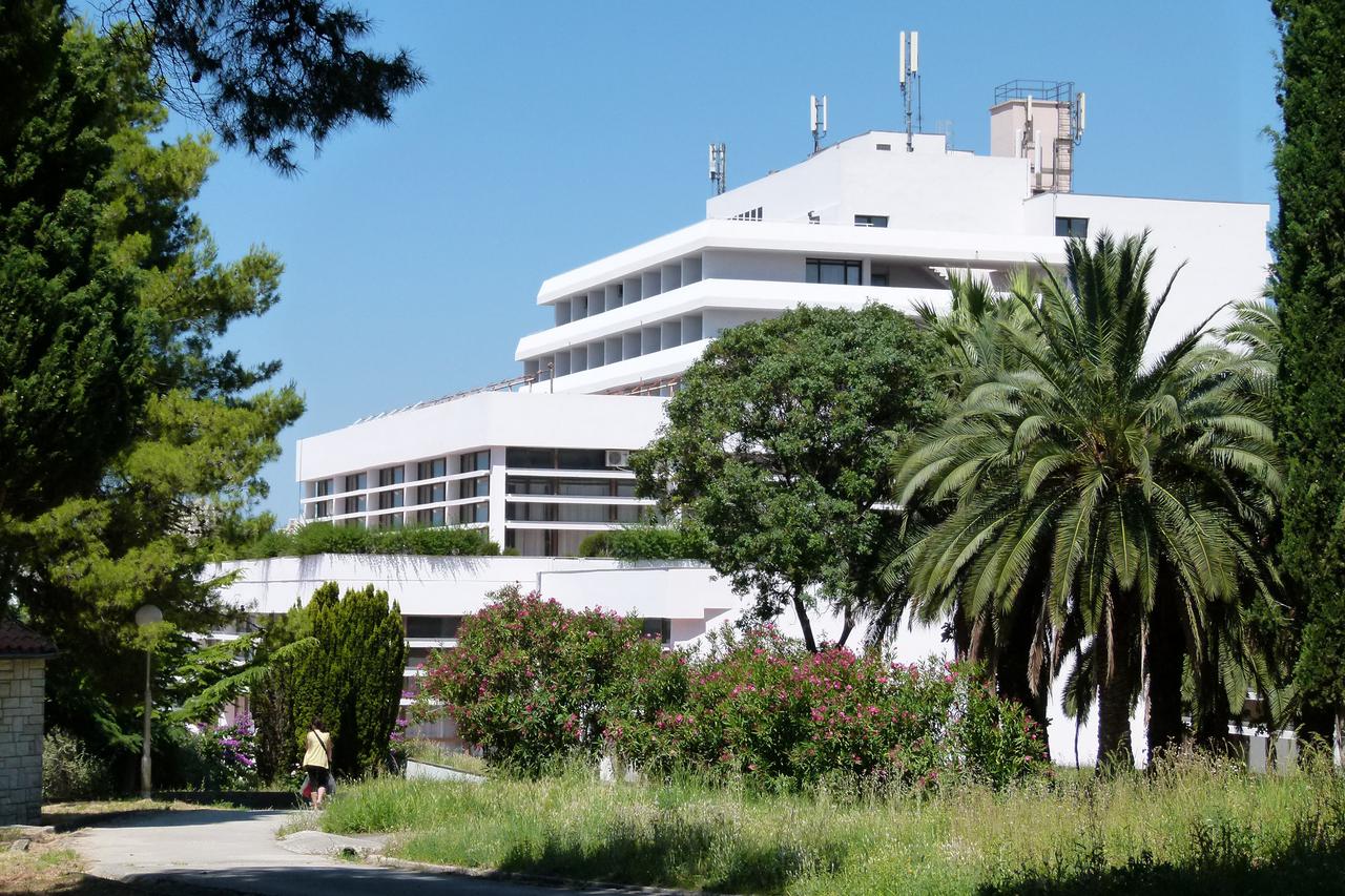 02.07.2013., Split - Vojni objekt Hotel Zagreb na Duilovu koji se vec godinama bezuspjesno obnavlja mogao bi se izvrsno iskoristiti u turizmu. Obnovljeni dio.Photo: Ivana Ivanovic/PIXSELL