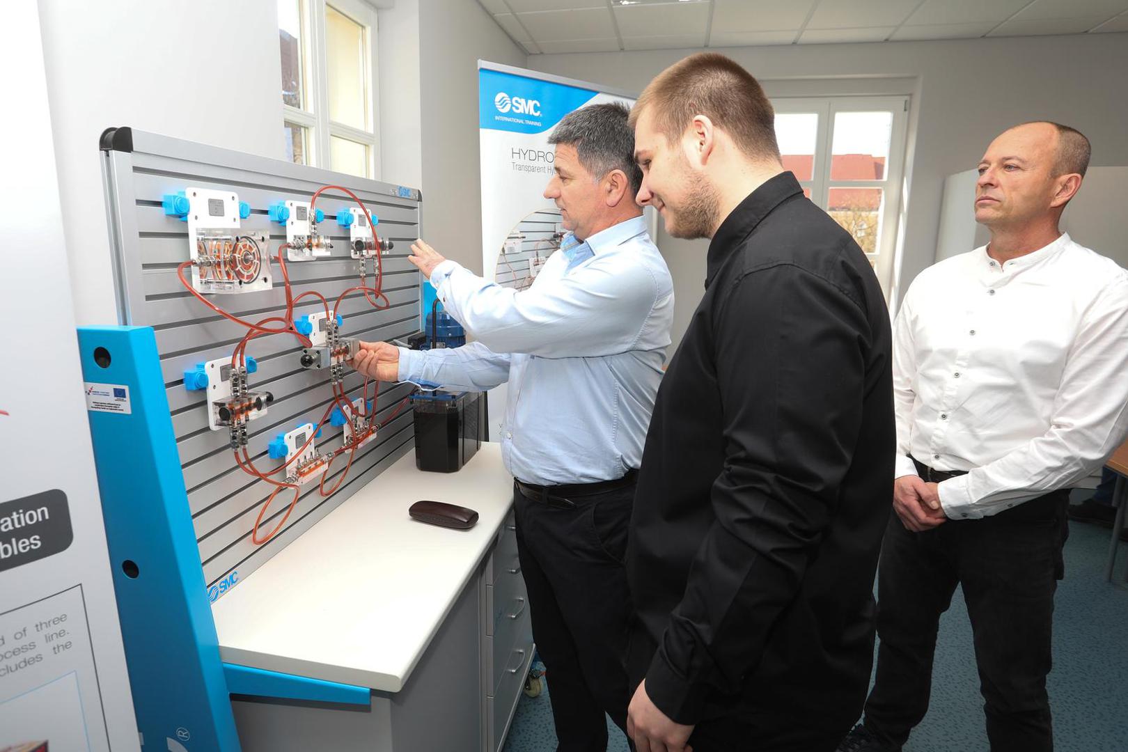 22.02.2025., Karlovac - U prostoru nekadasnje Oruzane na Trgu bana Jelacica, otvoren je Regionalni centar kompetentnosti. Nositelji projekta centra su Tehnicka i Trgovacko ugostiteljska skola Karlovac. Otvorenju su nazocili ministar obrazovanja Radovan Fuchs, Dragan Jokic, zupanica Martina Furdek hajdin, gradonacelnik Damir Mandic te brojni drugi uzvanici. Photo: Kristina Stedul Fabac/PIXSELL