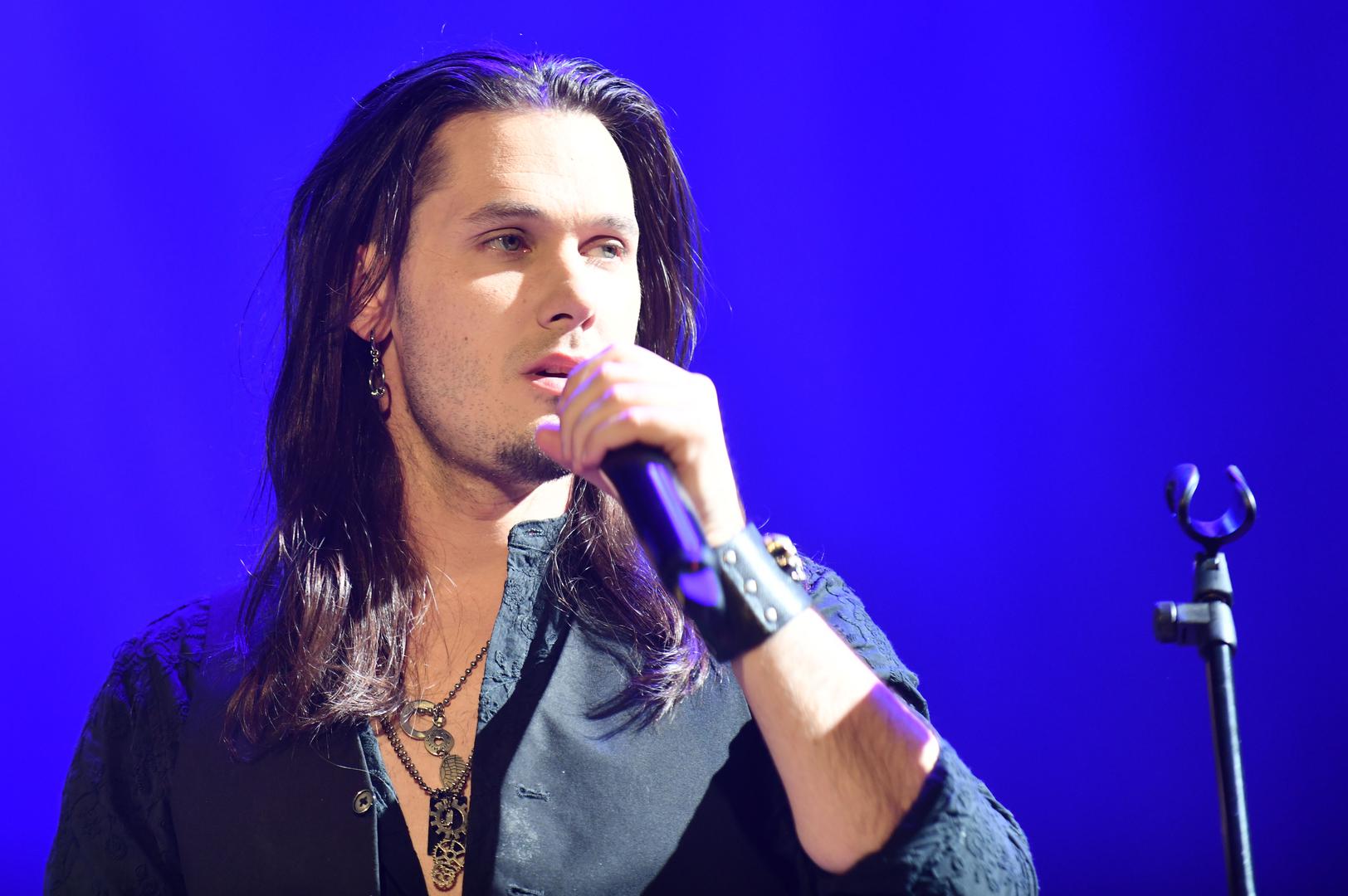 Dino Jelusić, međunarodno priznat rock glazbenik poznat po suradnjama s legendarnim bendovima poput Whitesnake i Trans-Siberian Orchestra, svojim je moćnim glasom i scenskom karizmom dodatno podigao atmosferu koncerta. Na pozornici s Julijanom izveo je hitove koje je Tina Turner pjevala u duetima s velikim zvijezdama poput Erosa Ramazzottija, Roda Stewarta i Bryana Adamsa. 