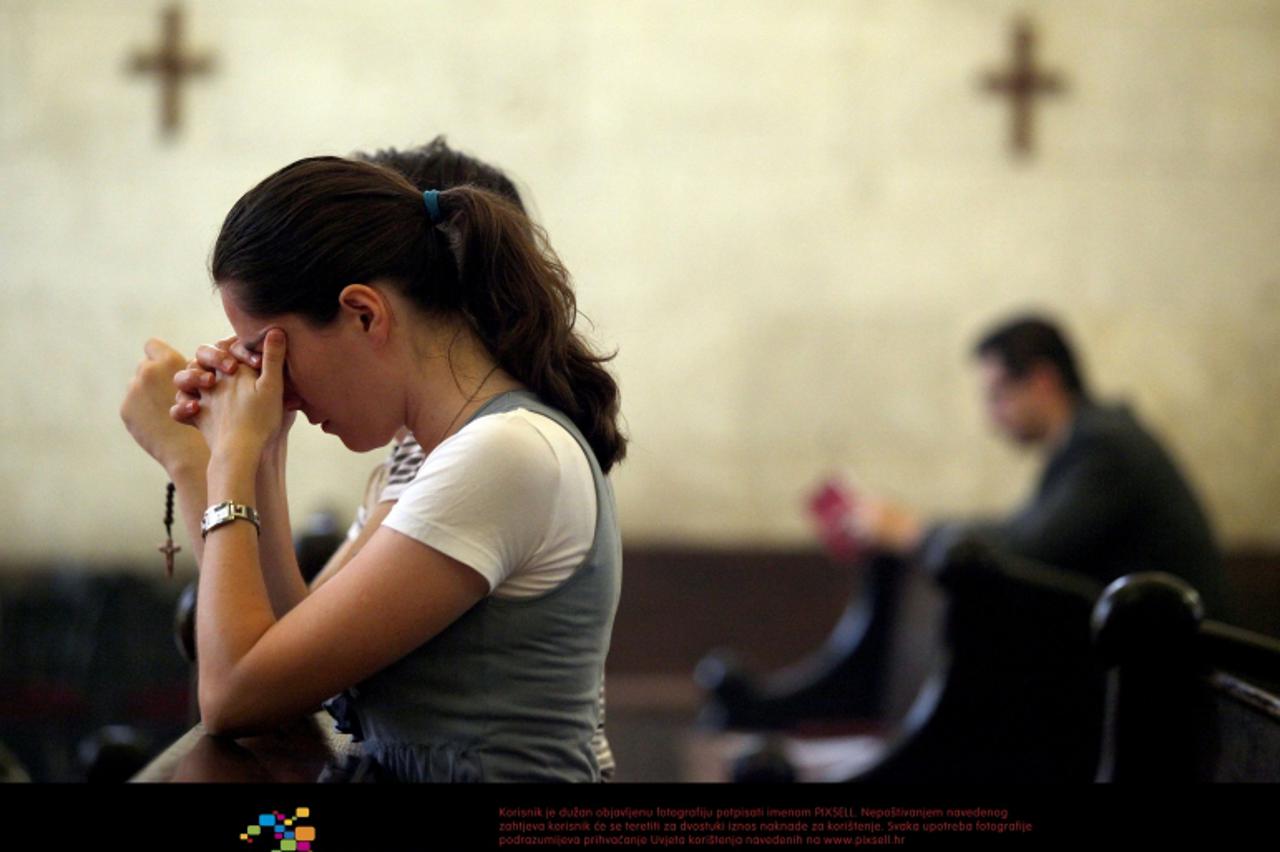 '11.07.2012., Zagreb - Crkva i vjernicke udruge nastavljaju pritisak na Vladu zbog spornog Zakona o medicinski pomognutoj oplodnji. Zato su organizirali cjelodnevno klanjanje pred presvetim oltarskim 