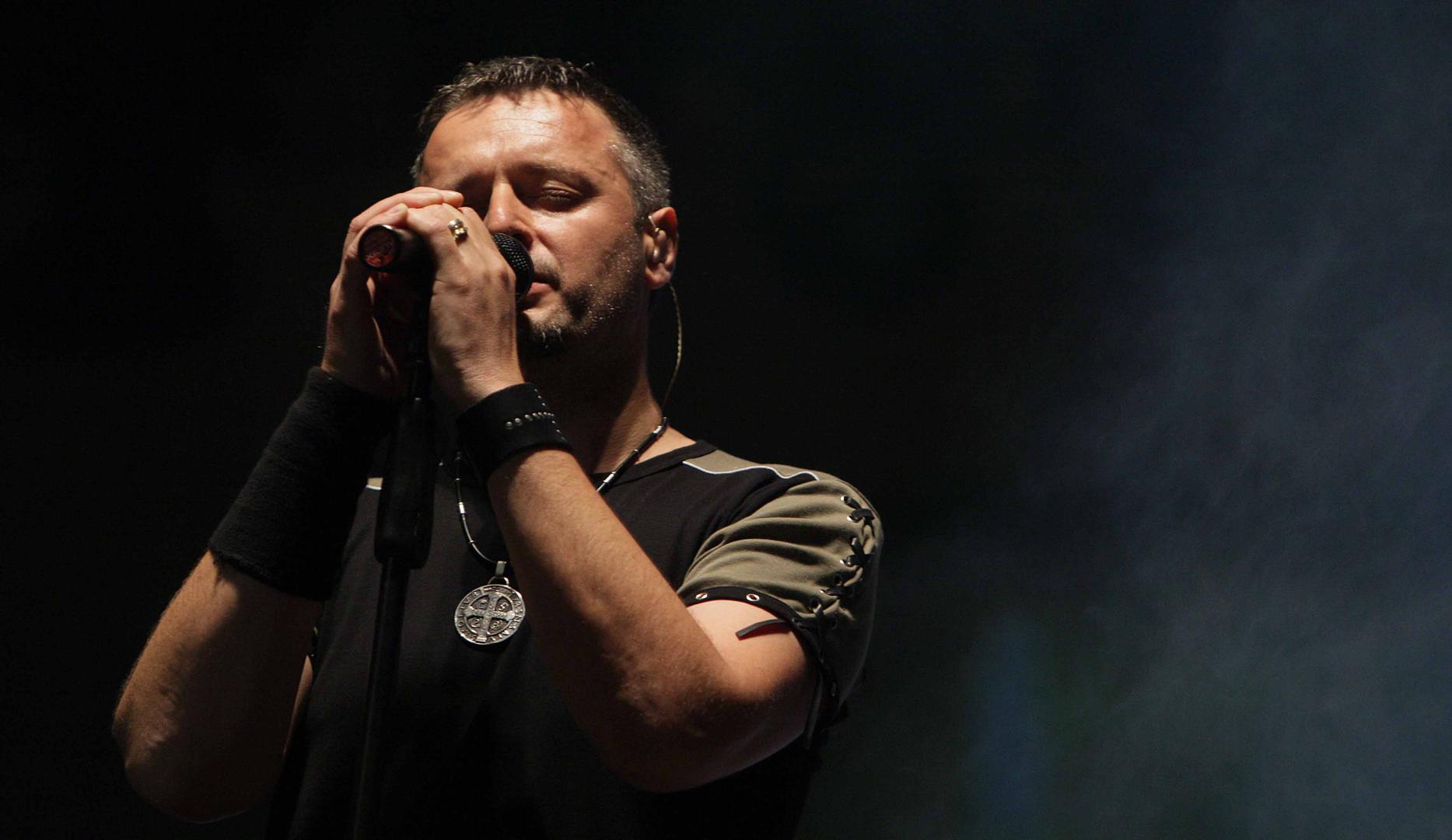 Zahvaljujući "Čavoglavama" ali i pjesmi "Zmija me za srce ugrizla", postao je popularan, a na fotografijama u galeriji možete vidjeti kako se mijenjao tijekom godina. 