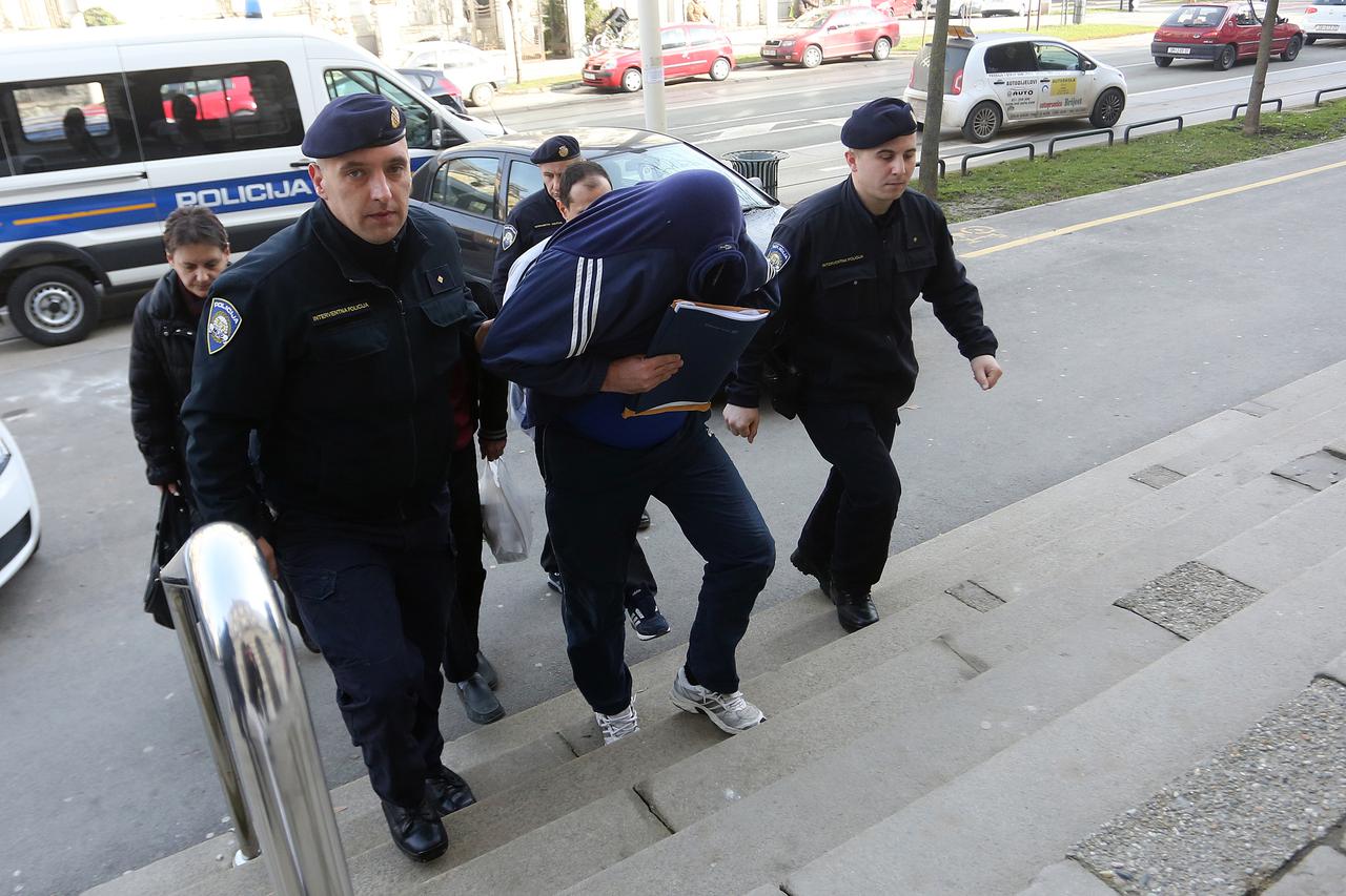 11.02.2016., Osijek - Istraznom sucu dovedene cetiri osobe koje su osumnjicene za malverzacije s osiguiranjima. Photo: Marko Mrkonjic/PIXSELL