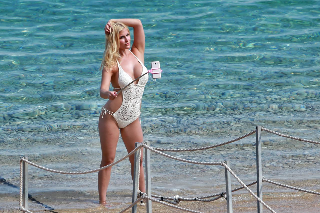 Ljepotica u kupaćem kostimu uživala u fotografiranju u plićaku plaže Zlatni rat