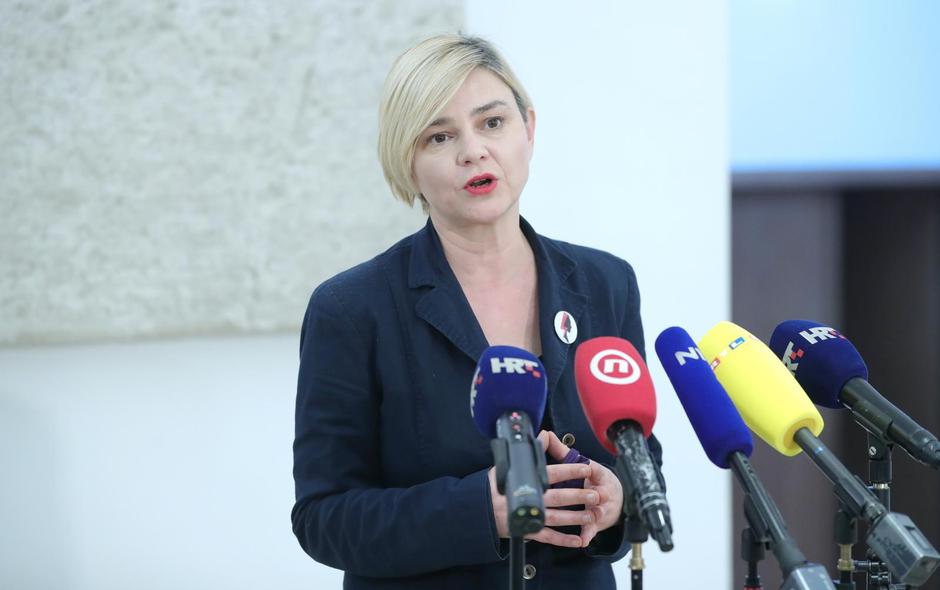Zagreb: U pauzi saborske sjednice Sandra Benčić obratila se novinarima