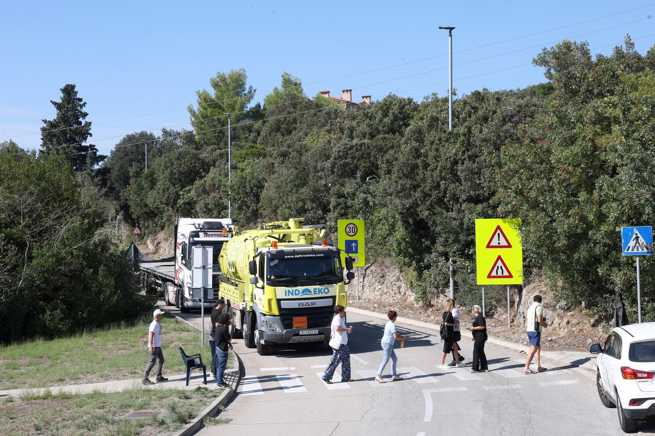 Koromačno: Građani blokirali prometnicu zbog dovoza otpada iz Like