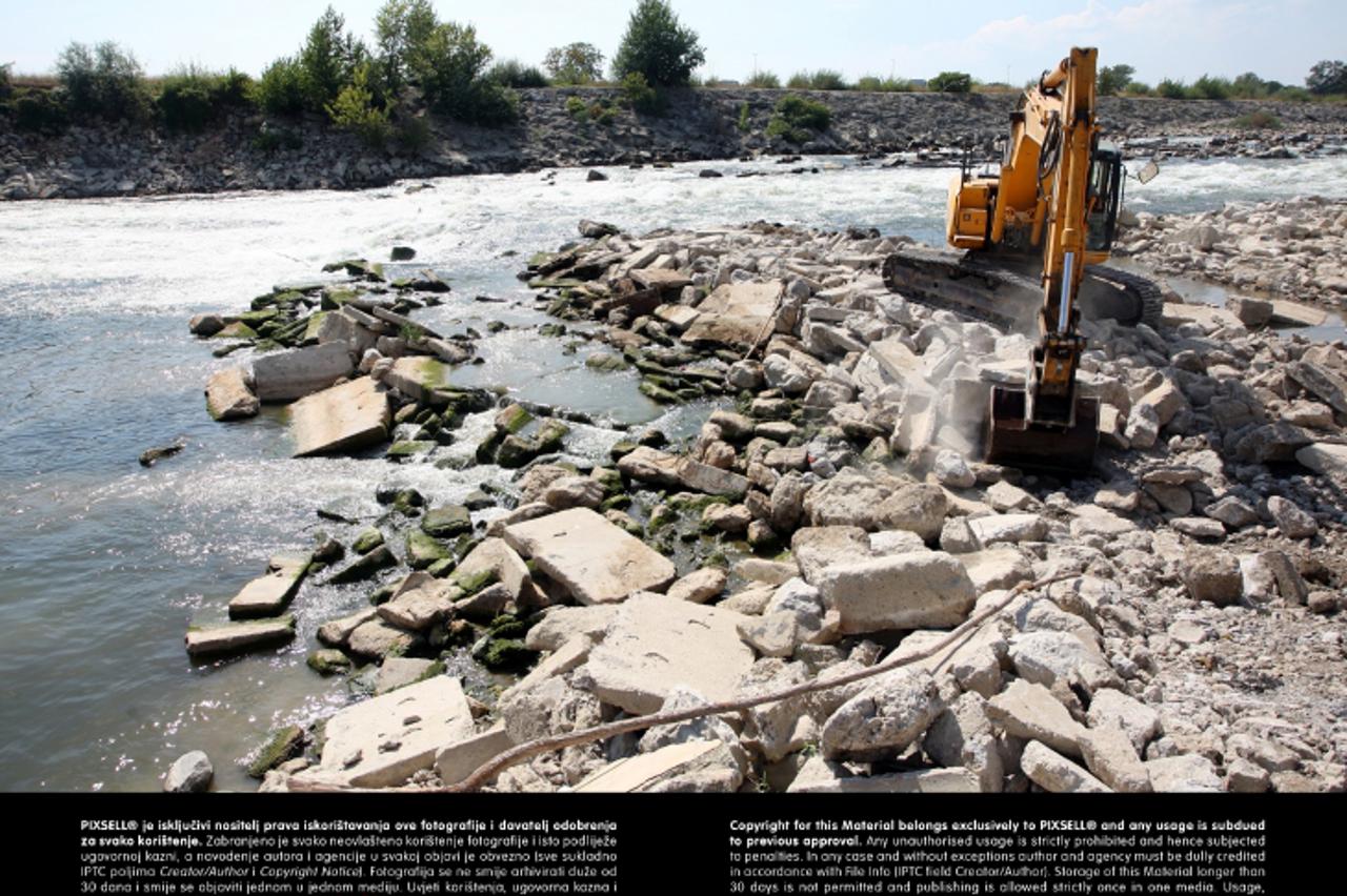 '19.08.2013., Zagreb - Na Savi kod toplane u naselju Borovje vrse se radovi navazanja armiranih betonski blokova zbog podizanja vodostaja rijeke.  Photo: Goran Jakus/PIXSELL'