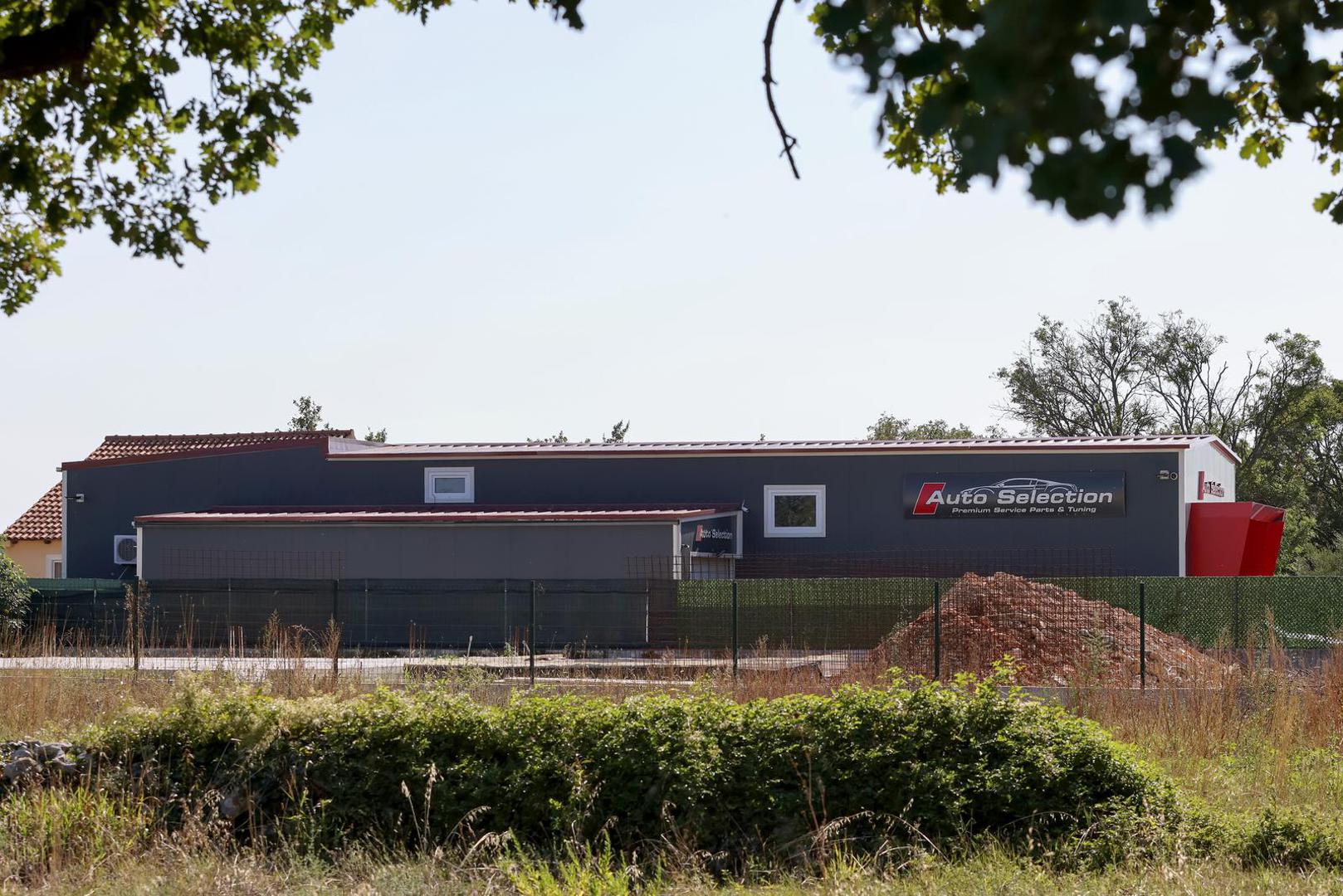 04.09.2025., Brisevo - Ocevid na mjestu na kojem je upucan vlasnik autosalona Photo: Sime Zelic/PIXSELL