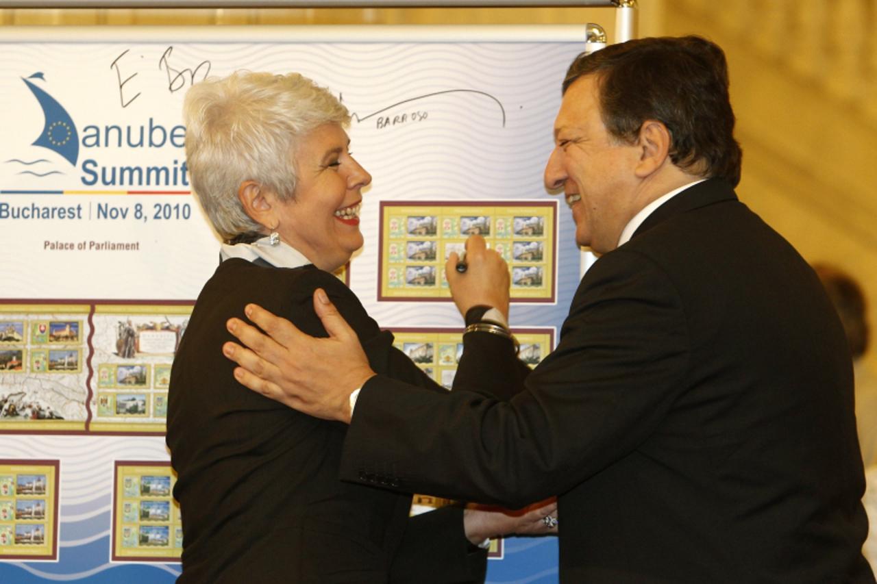 \'European Commission President Jose Manuel Barroso (R) laughs with Croatia\'s Prime Minister Jadranka Kosor during the Danube Summit at the Parliament Palace in Bucharest November 8, 2010. Officials 