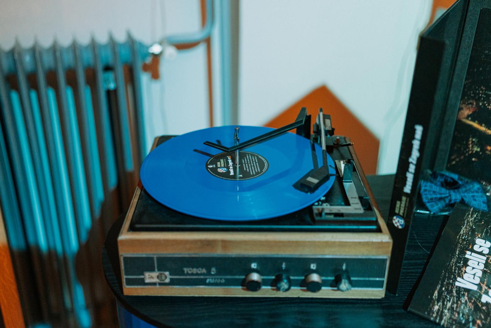 Kroz osobnu perspektivu Tarika Filipovića, dugogodišnjeg prijatelja i strastvenog nogometnog navijača, publika je imala priliku vidjeti Ćiru ne samo kao sportsku ikonu, već i kao čovjeka punog proturječja, emocije i životne energije. Predstava „Ćiro“ već je godinama jedna od najgledanijih kazališnih monodrama u regiji