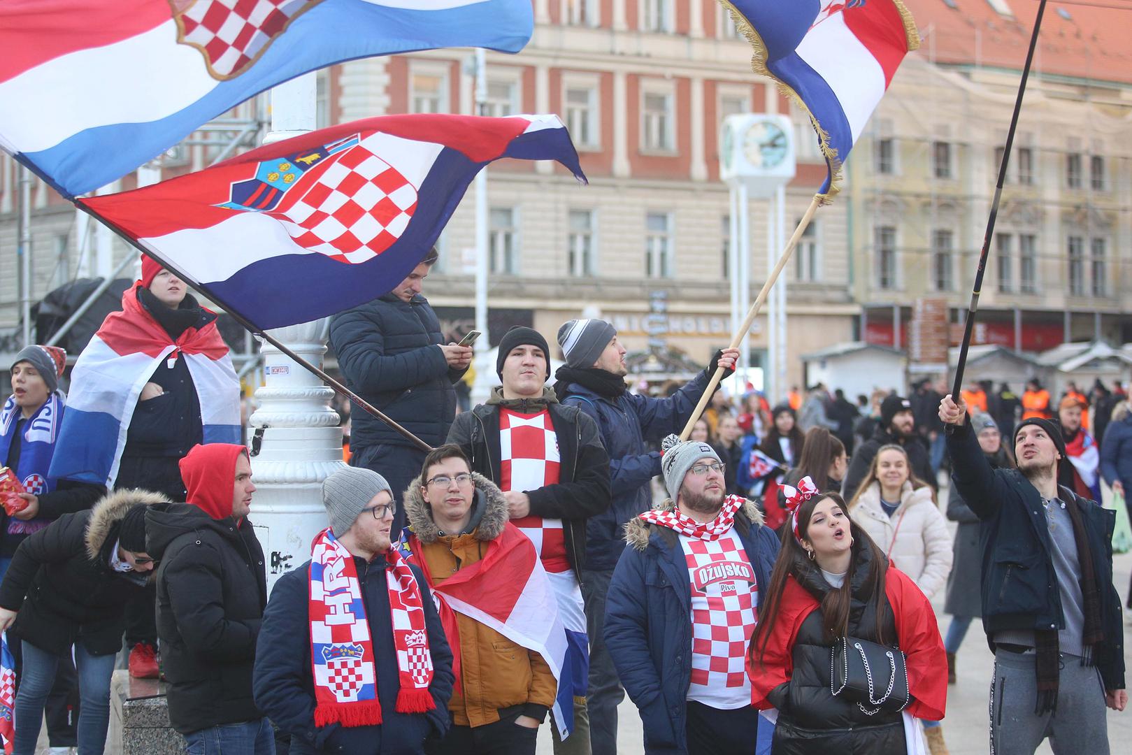 18.12.2022., Zagreb - Okupljanje vatrenih navijaca prije svecanog doceka hrvatskih reprezentativaca. Photo: Lovro Domitrovic/PIXSELL