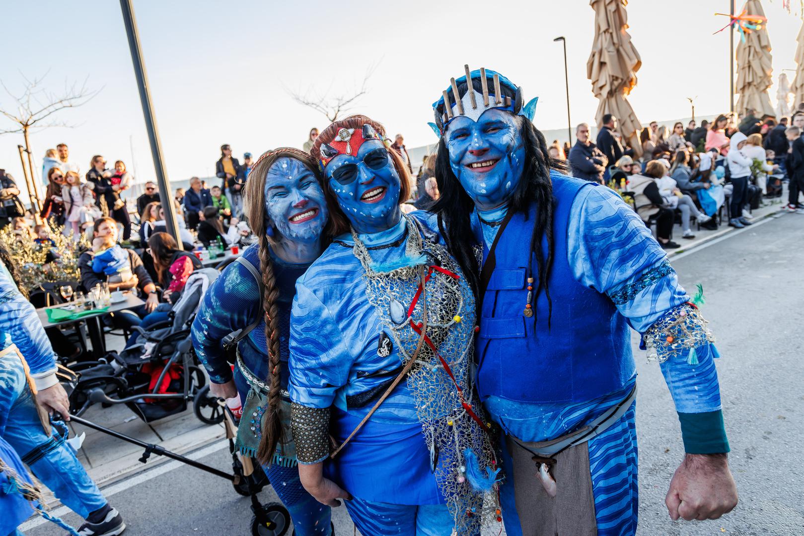 Blizanci: Rame uz rame s Lavom, ali s potpuno drugačijim pristupom, stoje Blizanci, vječita djeca zodijaka i majstori transformacije. Zbog svoje dualne prirode i nepresušne znatiželje, Blizanci obožavaju isprobavati nove identitete, a maškare hrane njihovu potrebu za igrom, komunikacijom i humorom. Njihov kostim rijetko je samo estetski privlačan; on mora nositi poruku, pričati priču ili biti povod za razgovor.