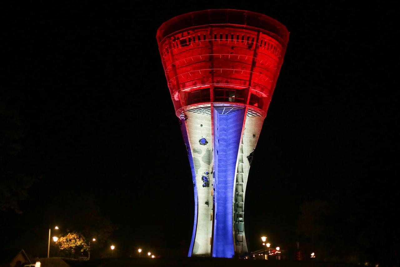 Vukovarski Vodotoranj zasvijetlio u različitim bojama