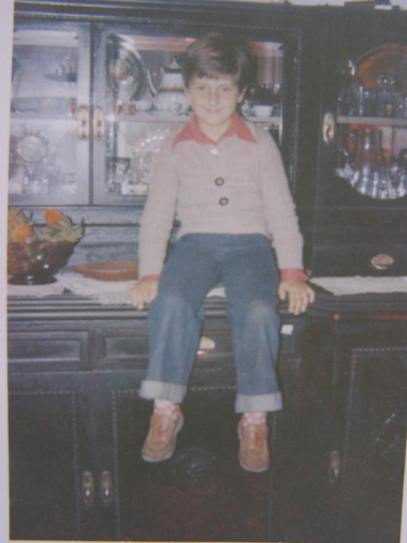 Plenkovići su na Hvaru već 460 godina, što se može pratiti u crkvenim knjigama, a u Svirče su, prema jednoj od teorija, došli iz Omiša. Premijerov otac Mario, rođen 1947., studirao je sociologiju na politologiji u Zagrebu i poslije, 1979., doktorirao na informacijskim znanostima. Dugo vremena radio je na RTV-u Zagreb i bio profesor na politologiji u Zagrebu. Utemeljitelj je studija novinarstva na Fakultetu političkih znanosti. 