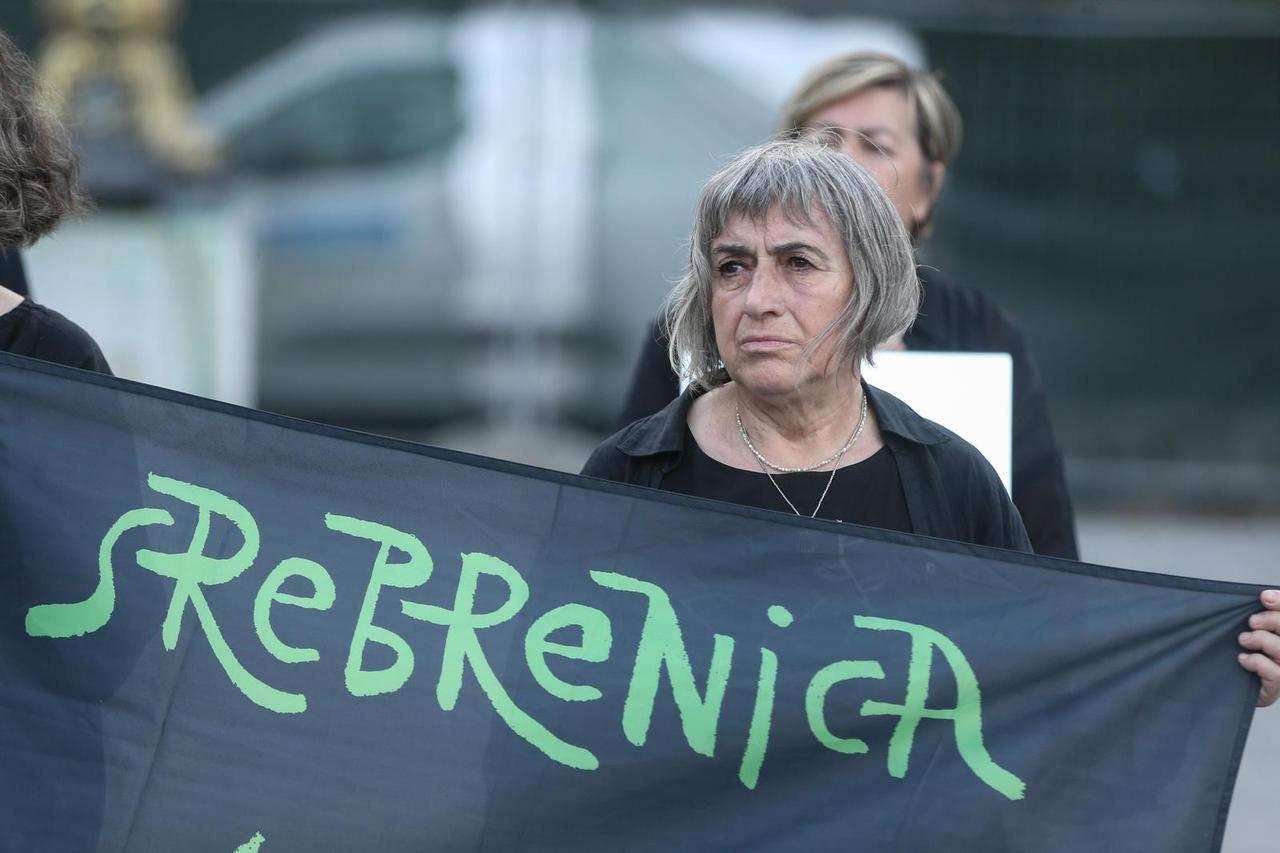 Beograd: Povodom 30. godišnjice genocida u Srebrenici, Žene u crnom organizirale su stajanje u crnini i šutnju na Trgu Republike