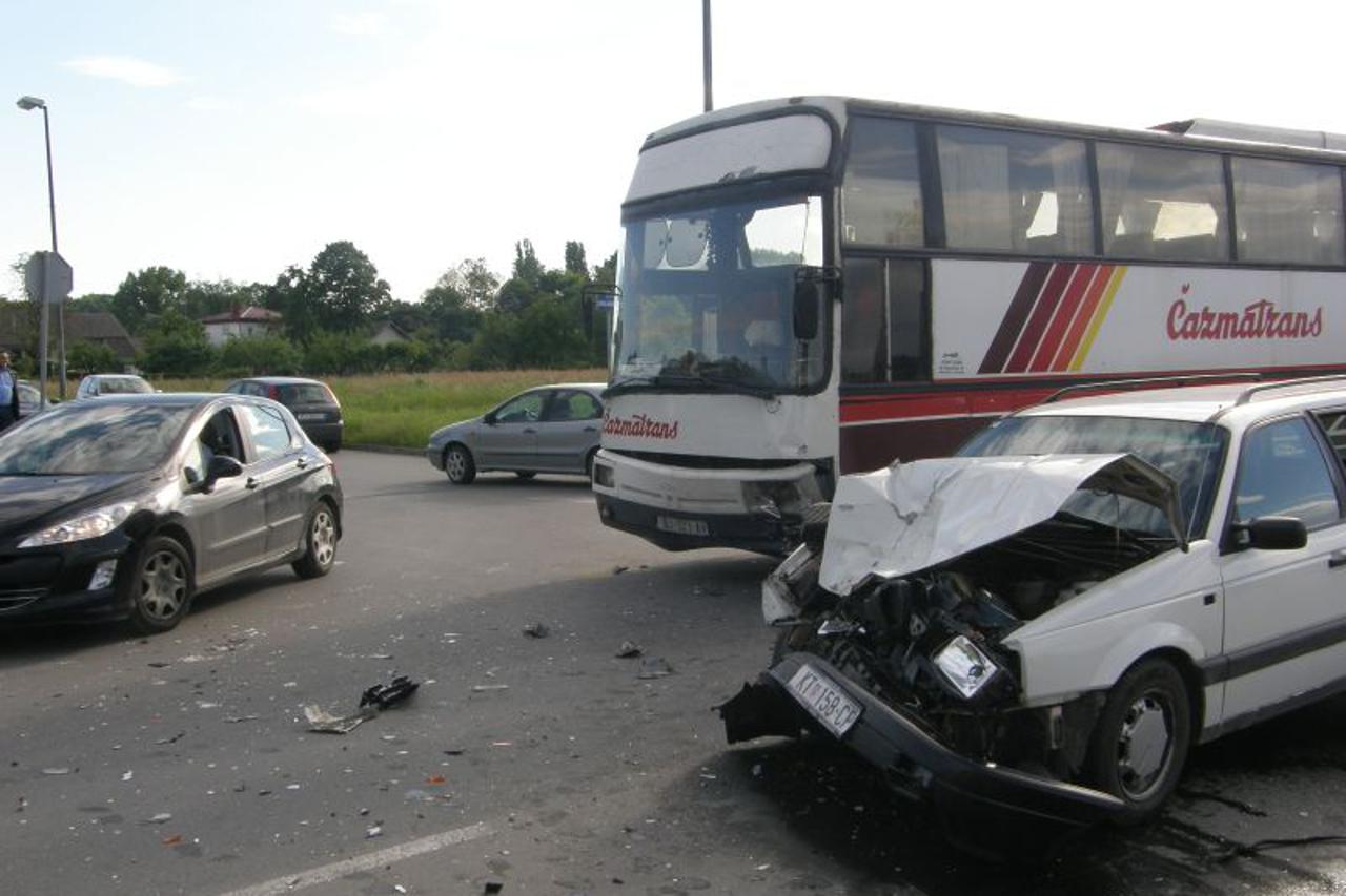 sudar auta i busa