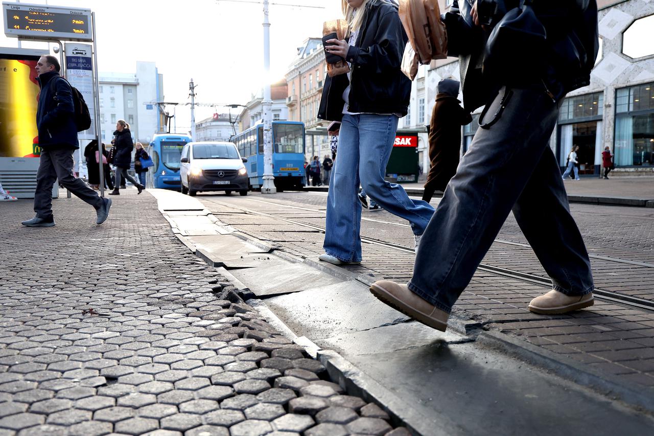 Zagreb: Jako oštećene ploče na Trgu bana Jelačića
