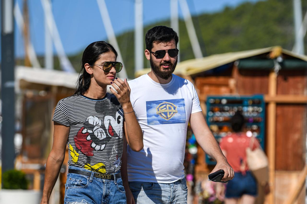 Komiža: Mate Rimac u društvu djevojke Katarine prošetao rivom
