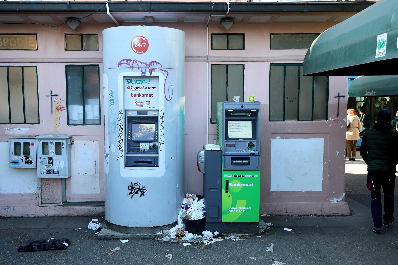 Dobar dio Zagrepčana prešao je na kartice i plaćanje putem mobilnih aplikacija, ali velik dio njih i dalje redovito koristi bankomate. Fotoreporter Patrik Macek jutros je snimio što se događa na Britanskom trgu, gdje je smješteno njih nekoliko. 