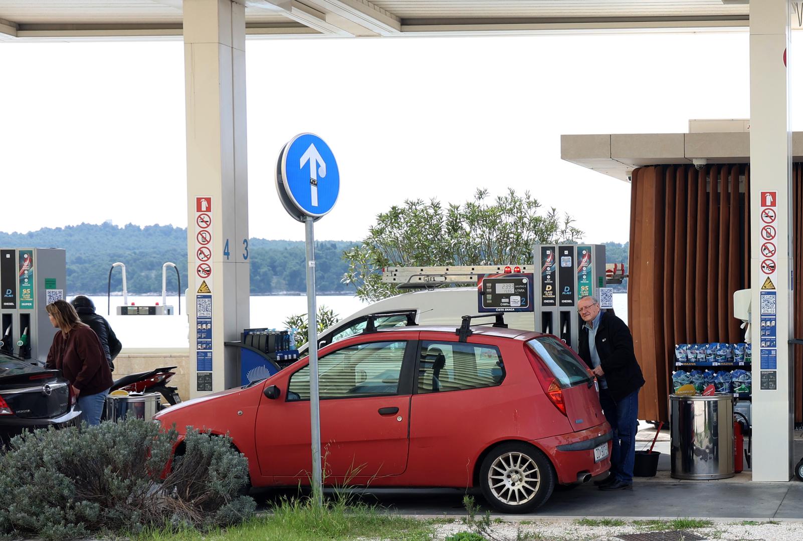 Mnogi vozači već su danas krenuli na benzinske postaje prije novog poskupljenja