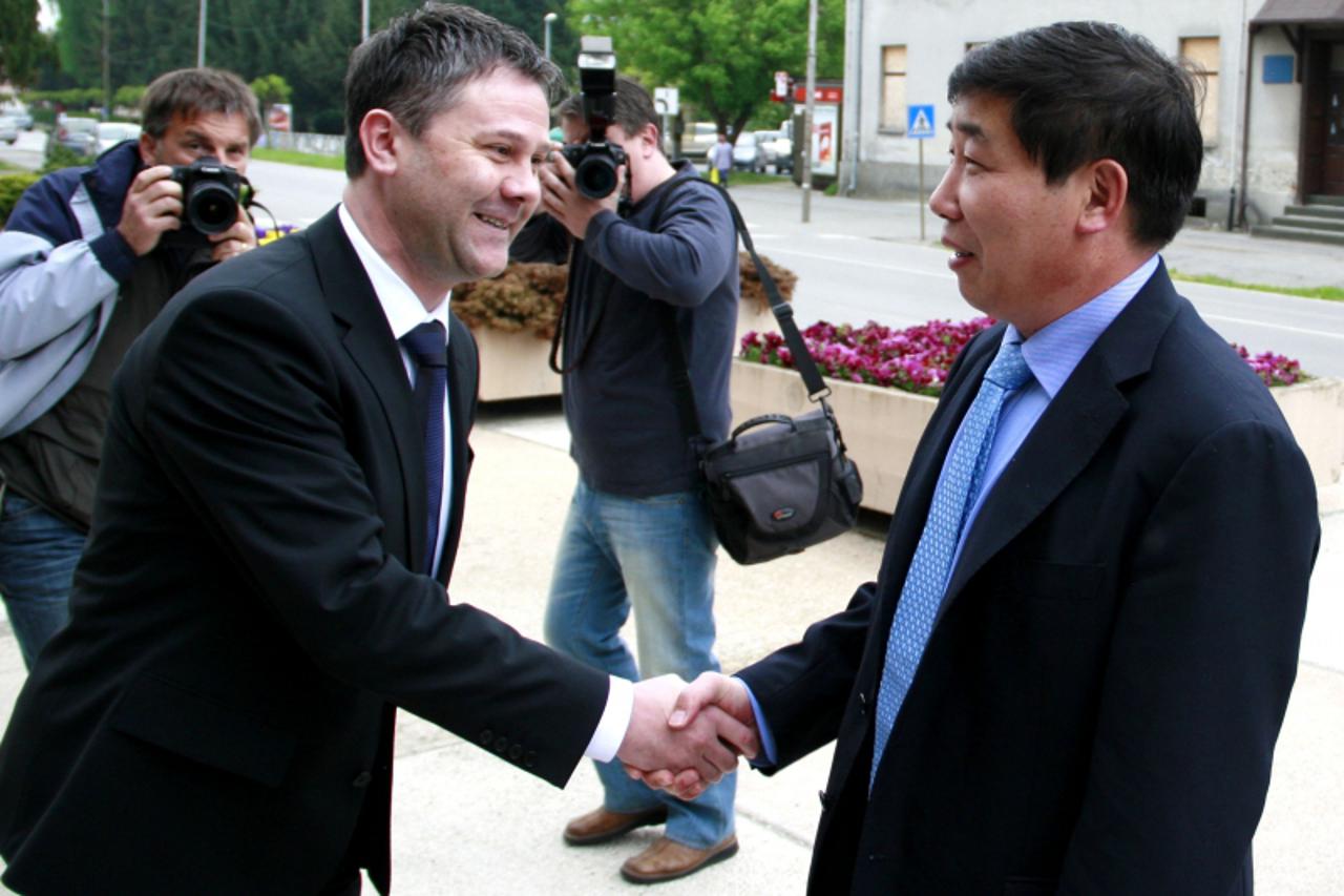 '28.04.2011., Koprivnica - Kinezi dolaze na pregovore o gradnji tvornice glutaminata u Koprivnici, docekao ih je direktor Podravkine uprave Miroslav Vitkovic  Photo: Ivan Brkic/PIXSELL'