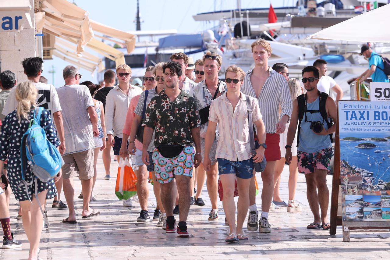 Sve je više turista na Hvaru
