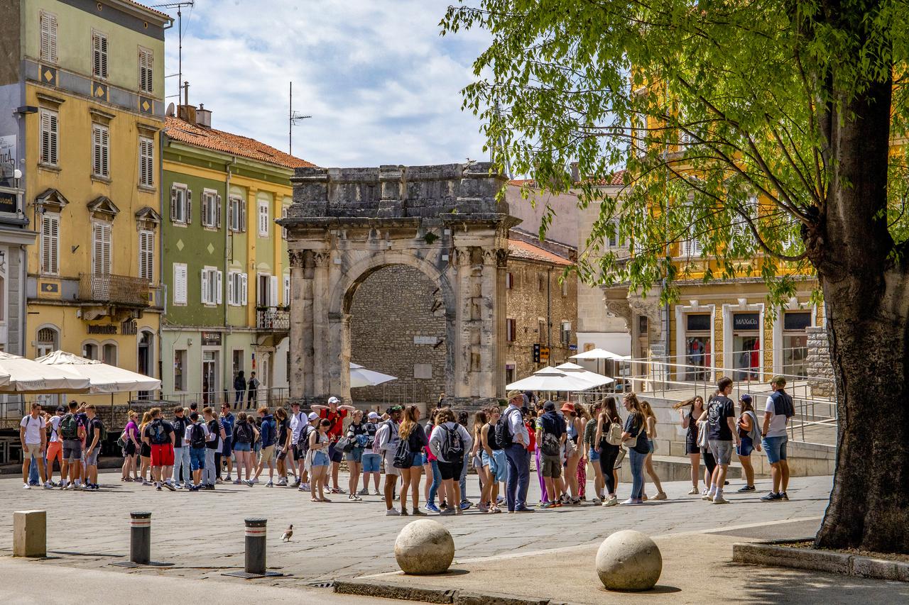 Pulske ulice s dolaskom toplijih dana sve su punije ljudi