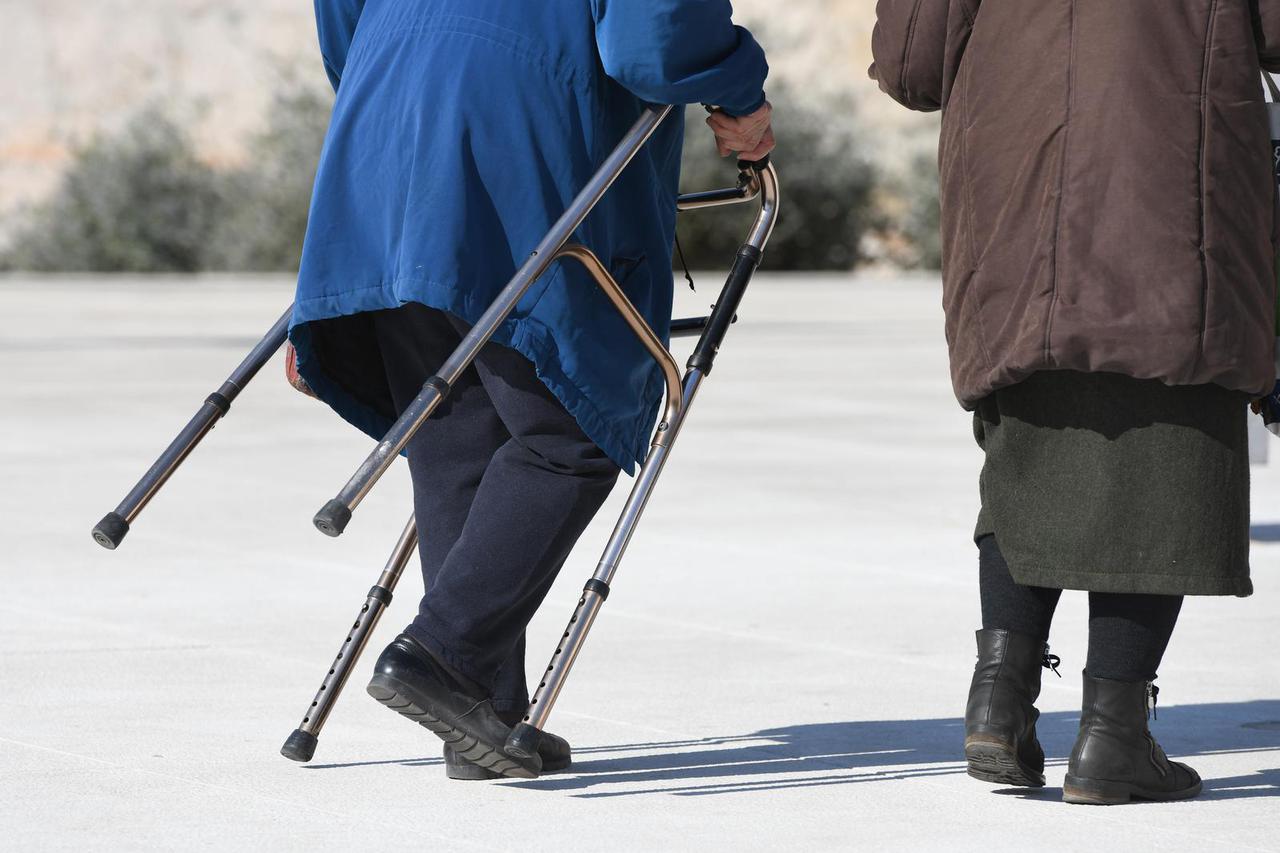 Pomagalo za hodanje za osobe starije životne dobi
