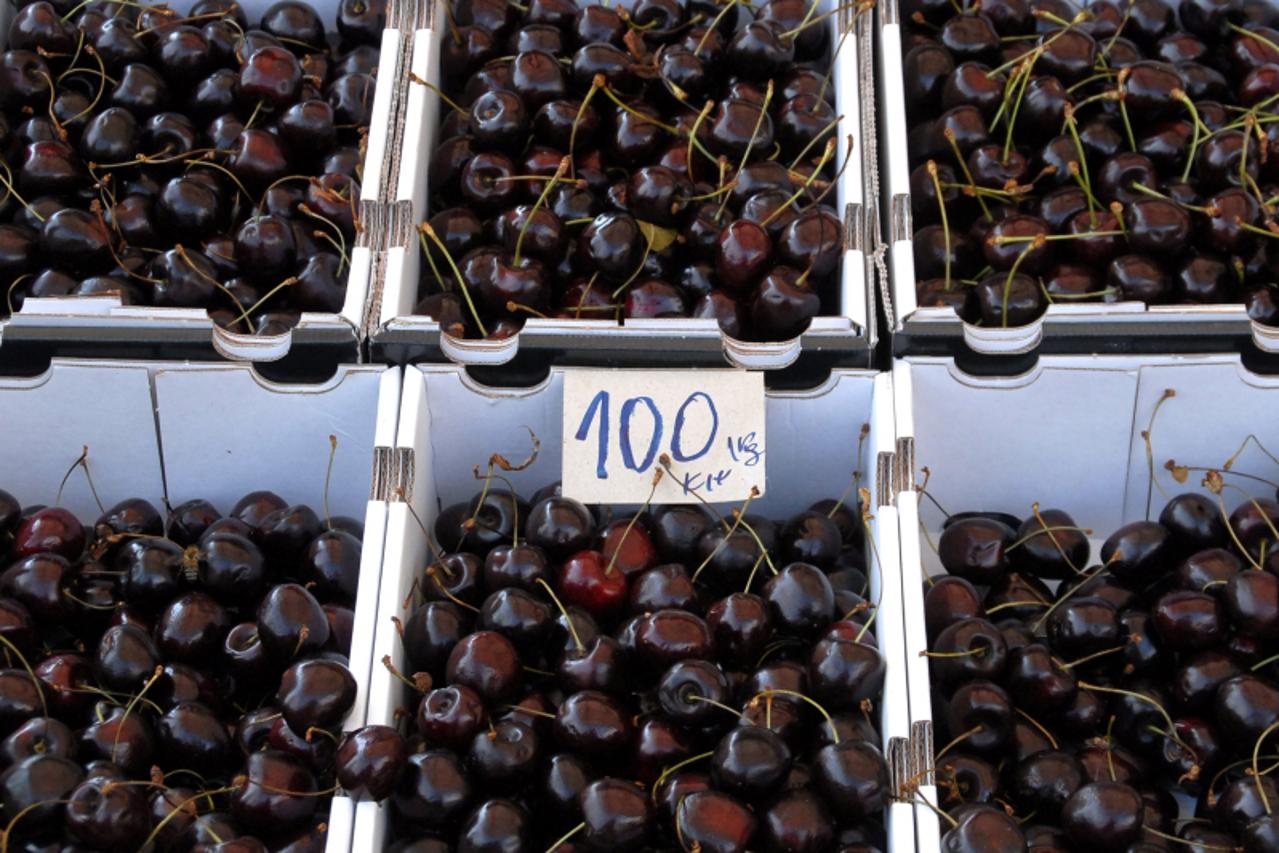 '27.07..2010.,Rovinj-Zelena trznica u Rovinju za neke skupa za neke nije.Grozdje po 40 kuna,Smokve od 60 do 80 kuna  Tresnje do 100 kuna. Photo: Dusko Marusic/PIXSELL'