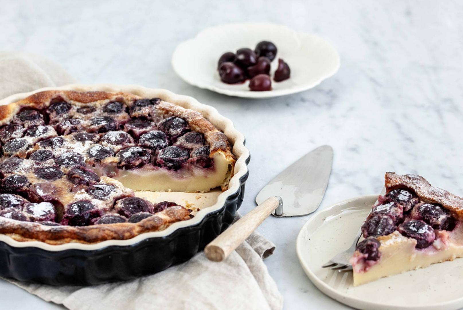 Clafoutis s trešnjama: Clafoutis je francuski desert koji izgleda profinjeno, a zapravo se priprema vrlo jednostavno. Trešnje se stave u namašćenu posudu i preliju smjesom nalik onoj za palačinke, od jaja, mlijeka, brašna, šećera i malo vanilije. Nakon pečenja dobije se mekan, mirisan desert koji je odličan način da trešnje budu glavna zvijezda tanjura.