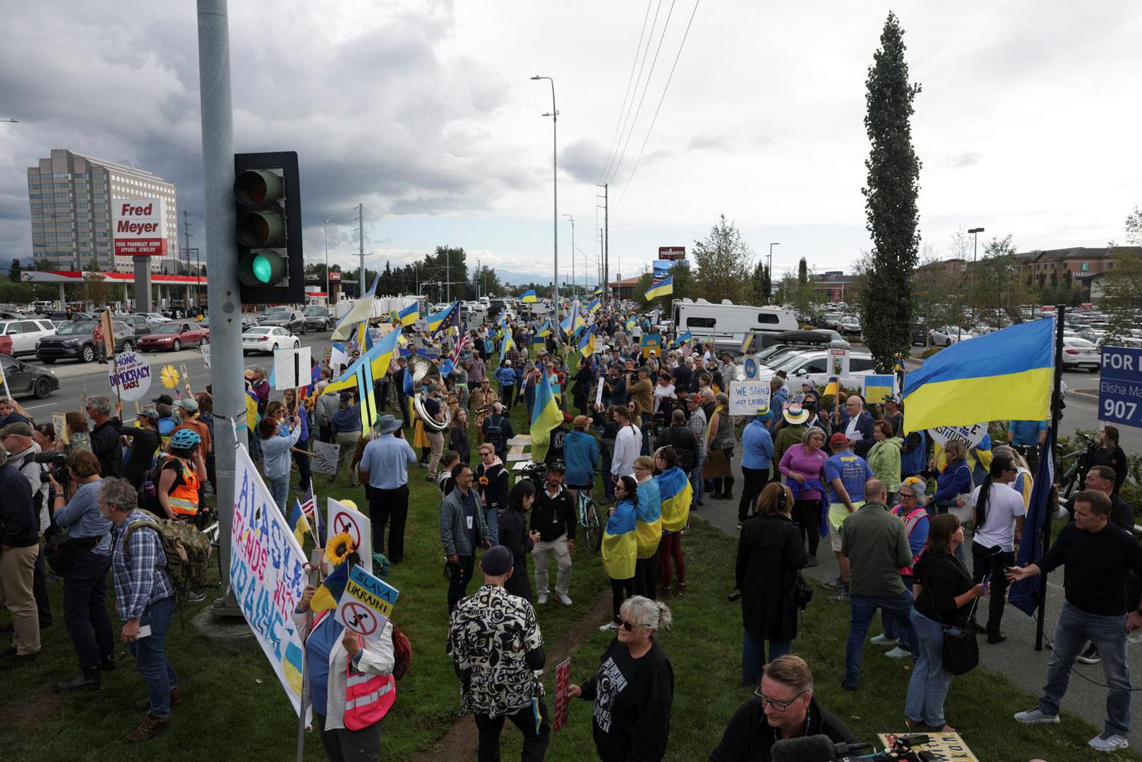 Pro-Ukraine supporters take part in the "Alaska Stands with Ukraine" rally near Seward Highway in Anchorage, Alaska, U.S., August 14, 2025. REUTERS/Jeenah Moon Photo: JEENAH MOON/REUTERS