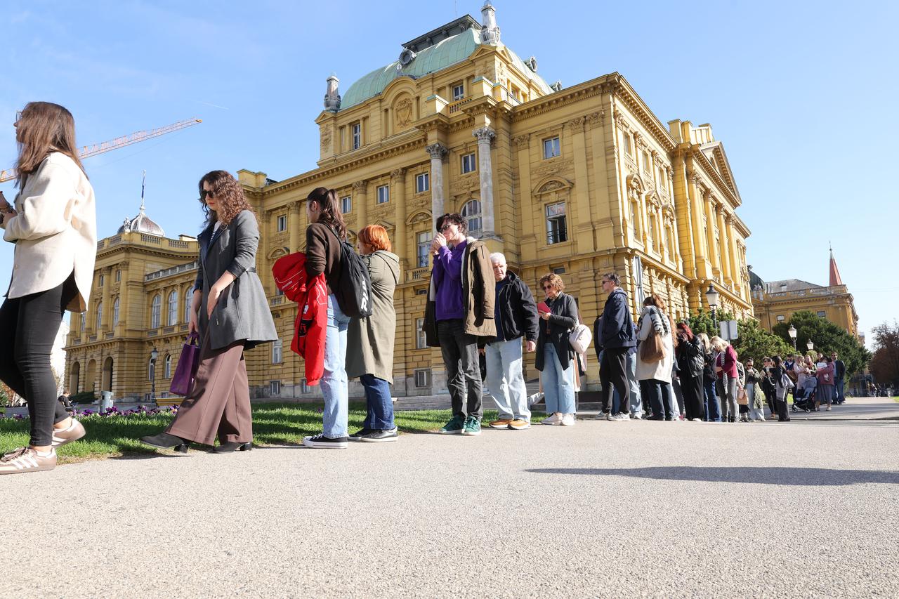 Zagreb: Građani satima čekaju u redu za karte za Orašara 