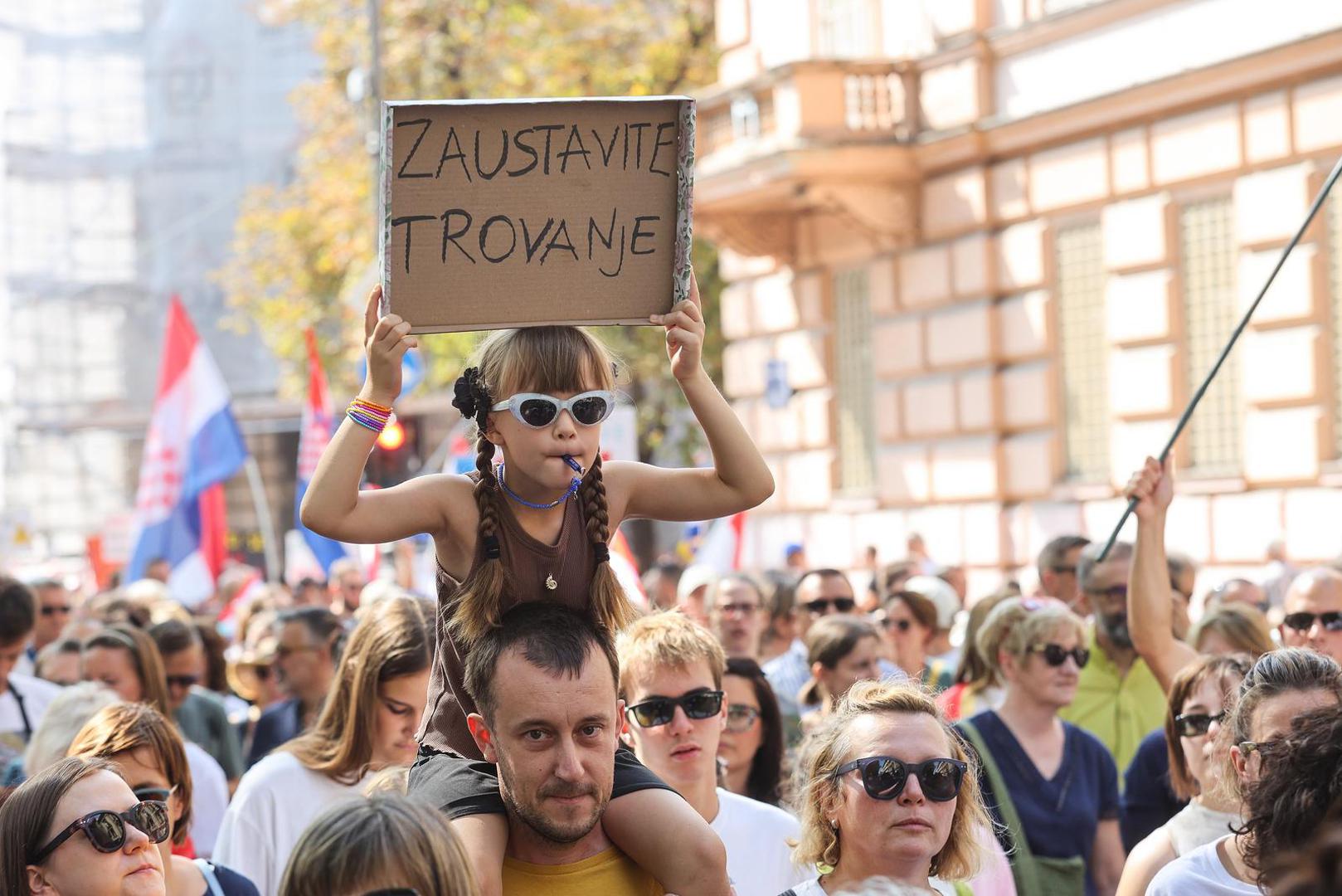 Na zagrebačkim ulicama i trgovima okupio se velik broj ljudi, a među okupljenima se mogu vidjeti hrvatske zastave i brojni transparenti s porukama.