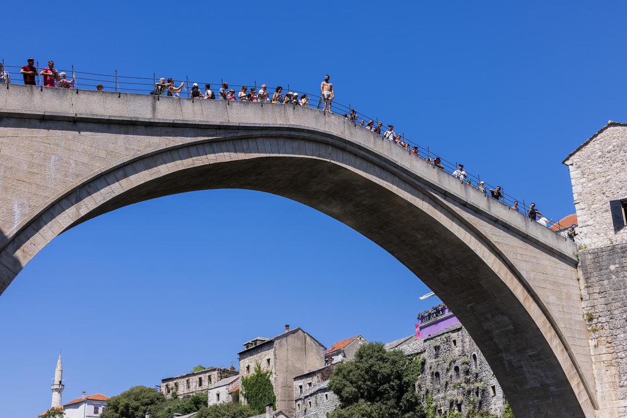 Vrućine u Mostaru: Brojni turisti i građani osvježenje traže u Neretvi