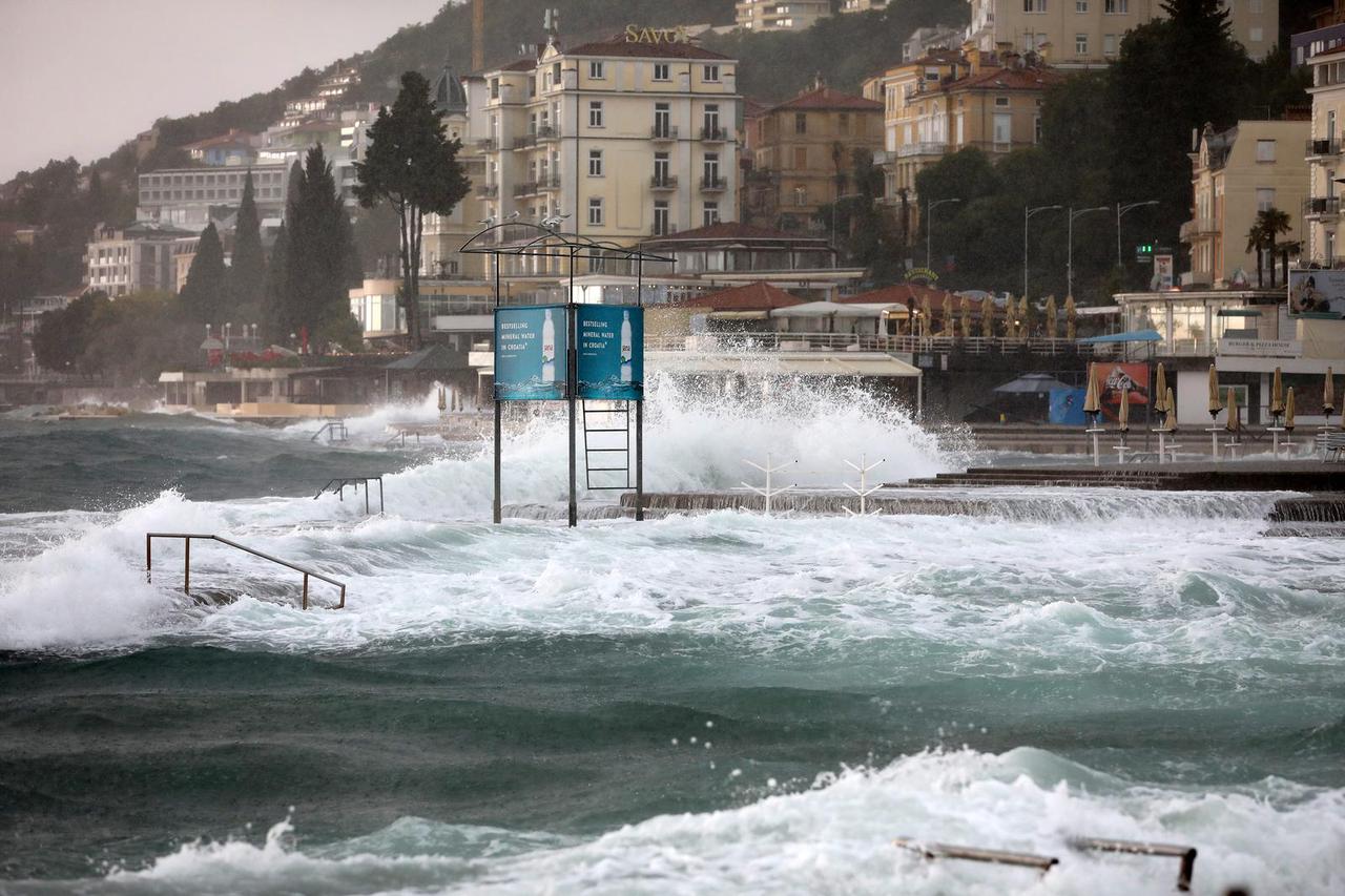 Olujno jugo u Opatiji