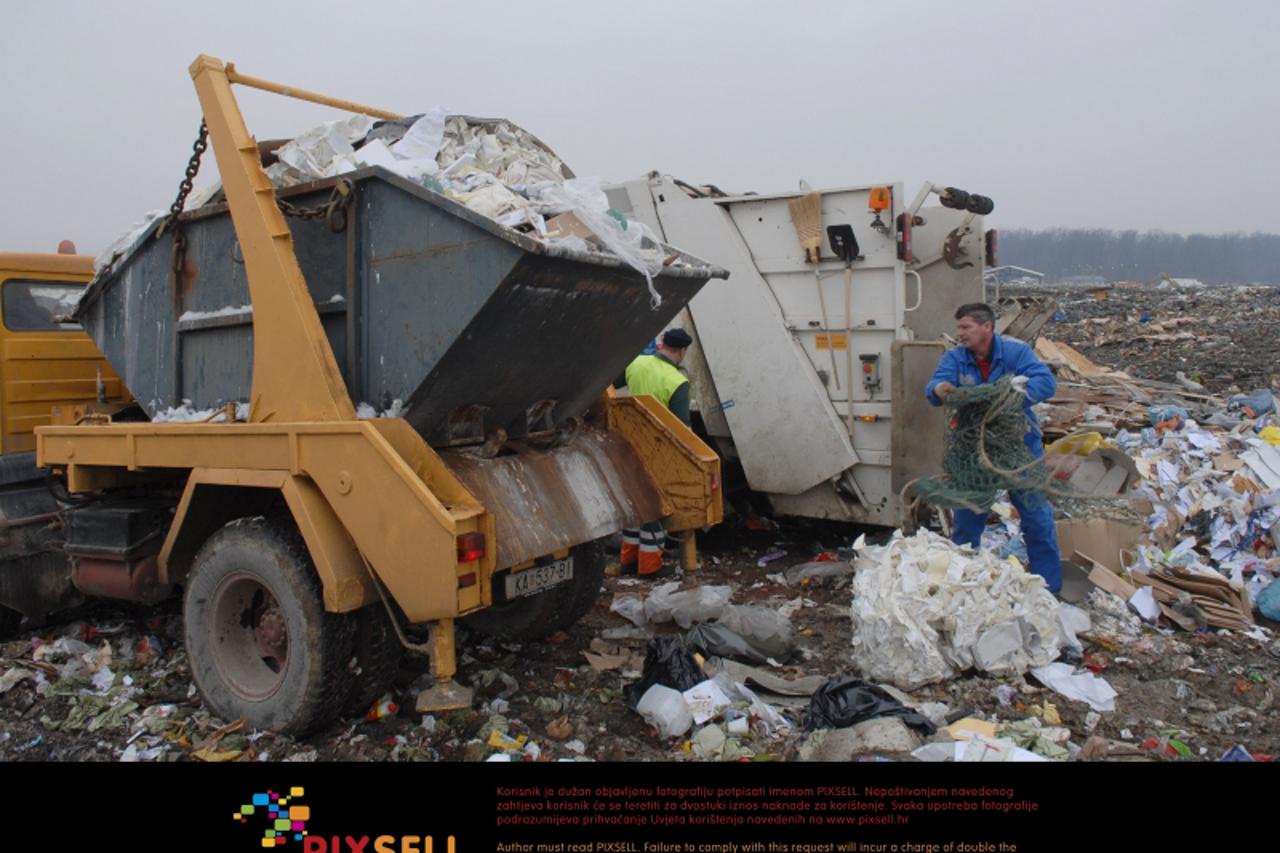 '21.01.2010., Karlovac - Deponij Ilovac, radnici cistoce i jos nekoliko komunalnih tvrtki svakodnevno dovoze otpad na deponij gdje su ih do nedavno napadali Romi.  Photo: Kristina Stedul Fabac/PIXSELL