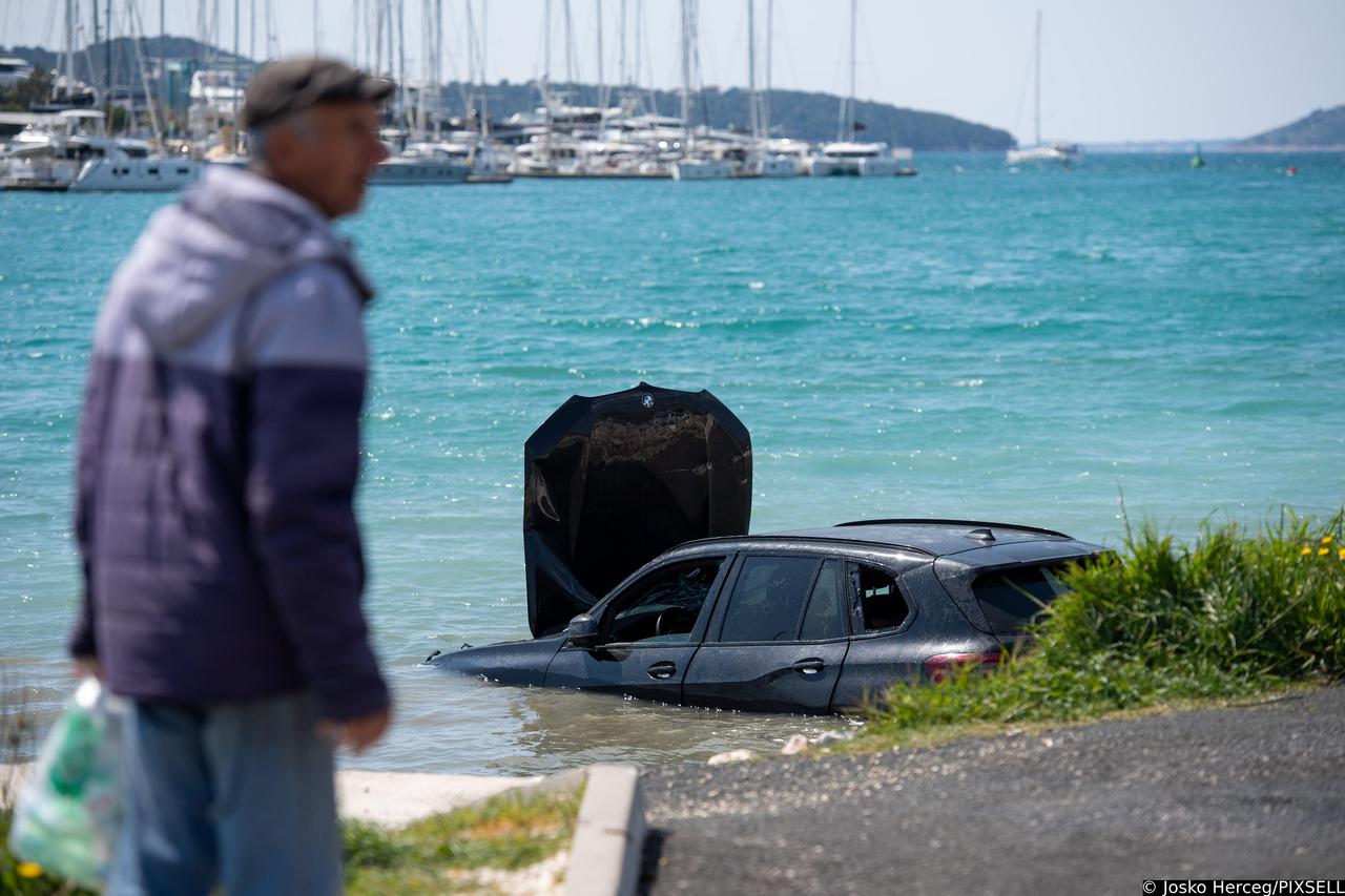 BMW-om sletjela u more kod trajektnog pristaništa u Trogiru, pa gurnula i teretno vozilo