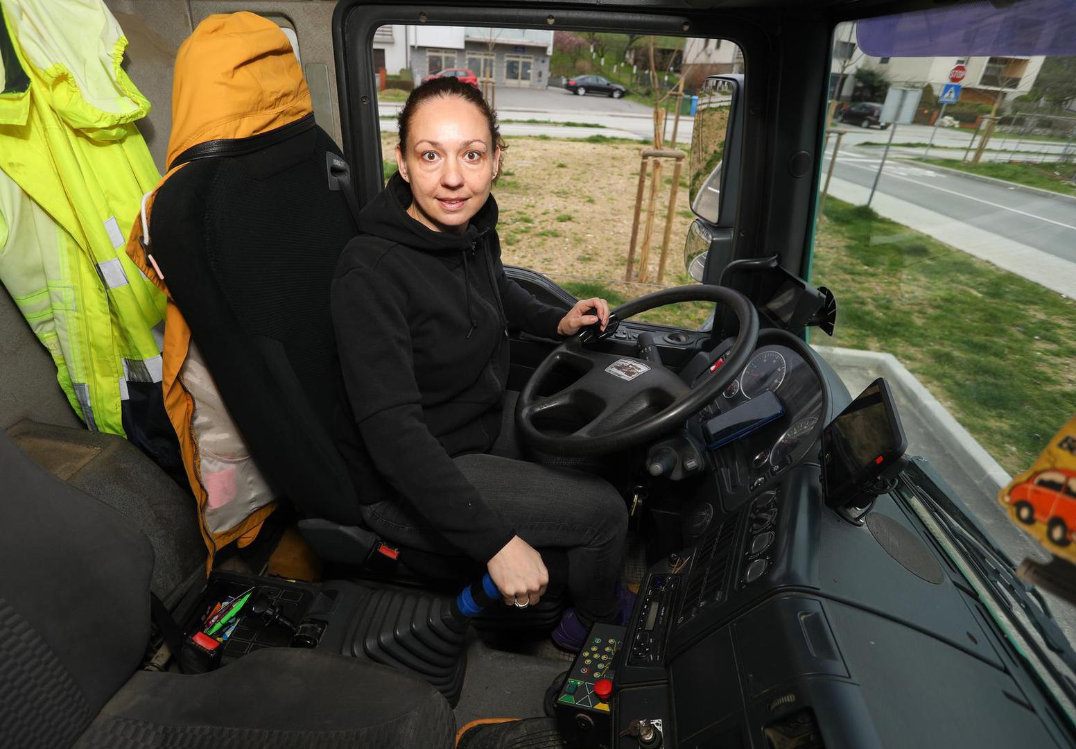 07.03.2024.,  Karlovac - Jelena Ivsic (40) jedina je vozacica kamiona u karlovackoj gradskoj tvrtki Cistoca u kojoj radi vec osam godina. Majka je trojice djecaka od 16,15 i 3,5 godine, u slobodno vrijeme vozi i motor. Photo: Kristina Stedul Fabac/PIXSELL