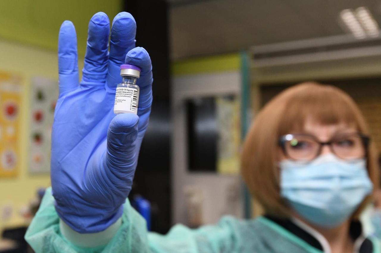 U Šibenskoj Općoj bolnici započelo je cijepljenje protiv koronavirusa