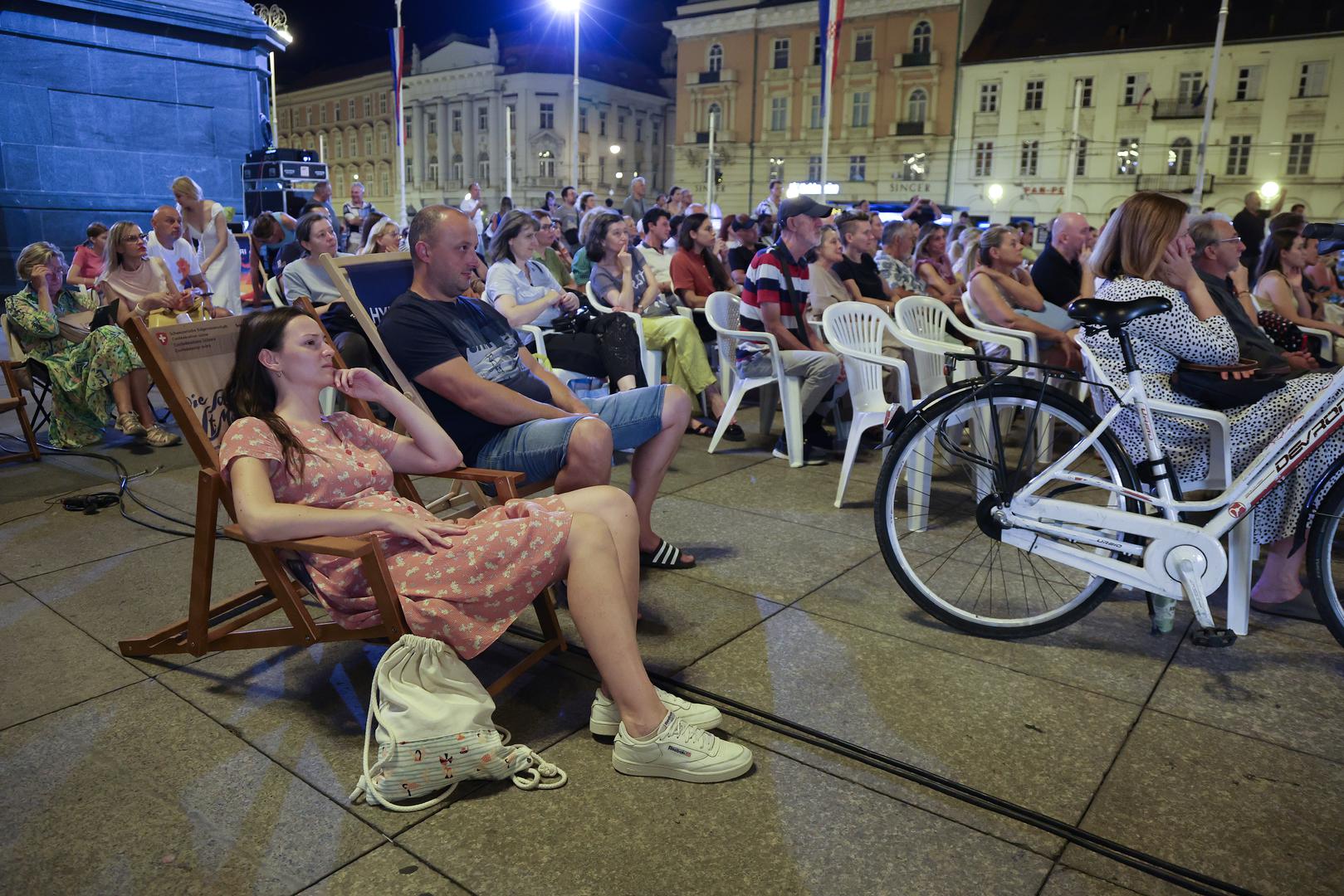 Na projektu je bilo angažirano oko 300 hrvatskih filmskih djelatnika, uključujući 69 glumaca i glumica te približno 1200 statista