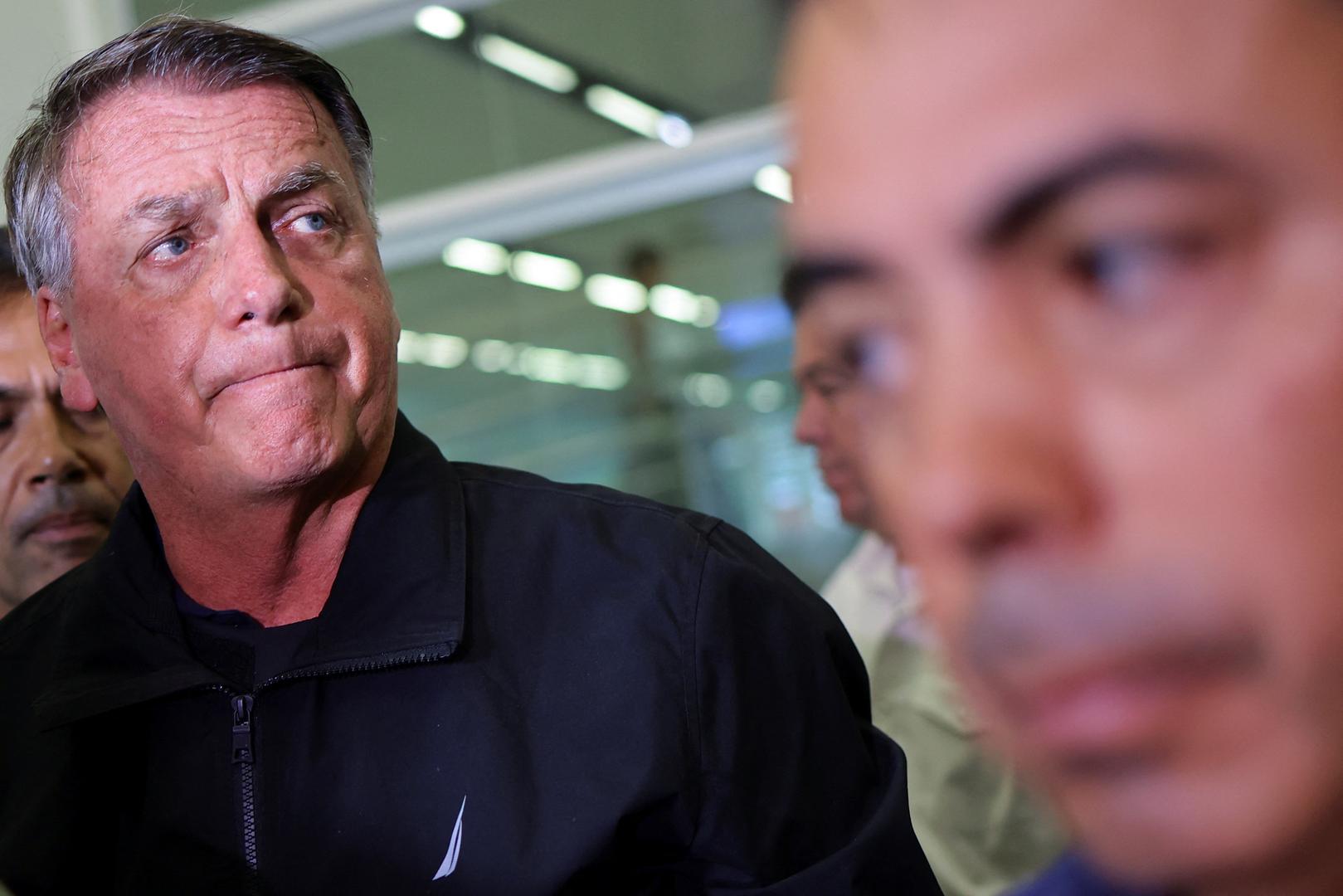 Bivši brazilski predsjednik Jair Bolsonaro, koji je njegova krajnju desnicu, pokušao je otputovati u Washington, ali je Vrhovni sud Brazila odbio zahtjev da mu se vrati putovnica. Navodno je jecao u zračnoj luci dok se opraštao od svoje supruge, koja je ipak odletjela u Washington. 
