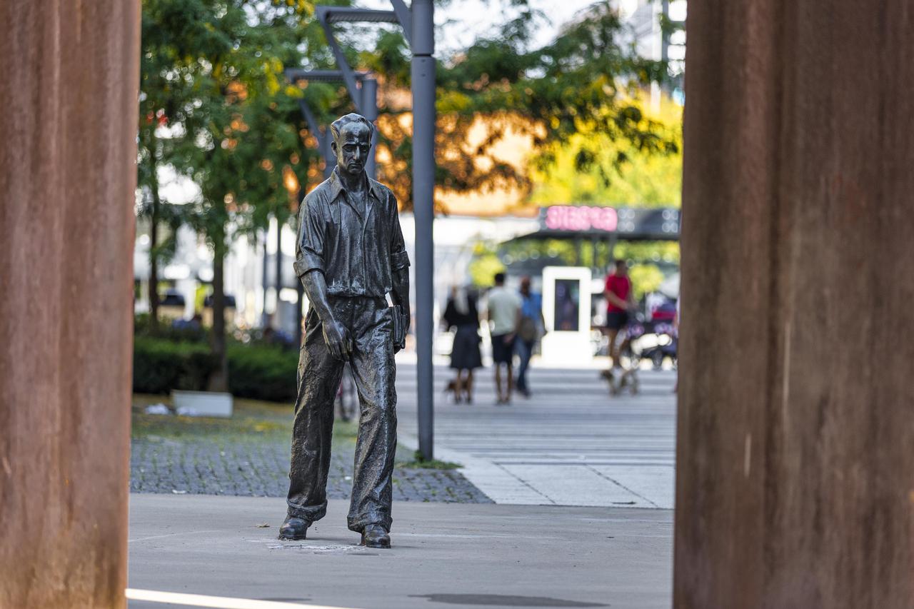 Šetač - jedan od najpoznatijih simbola i uličnih skulptura Osijeka
