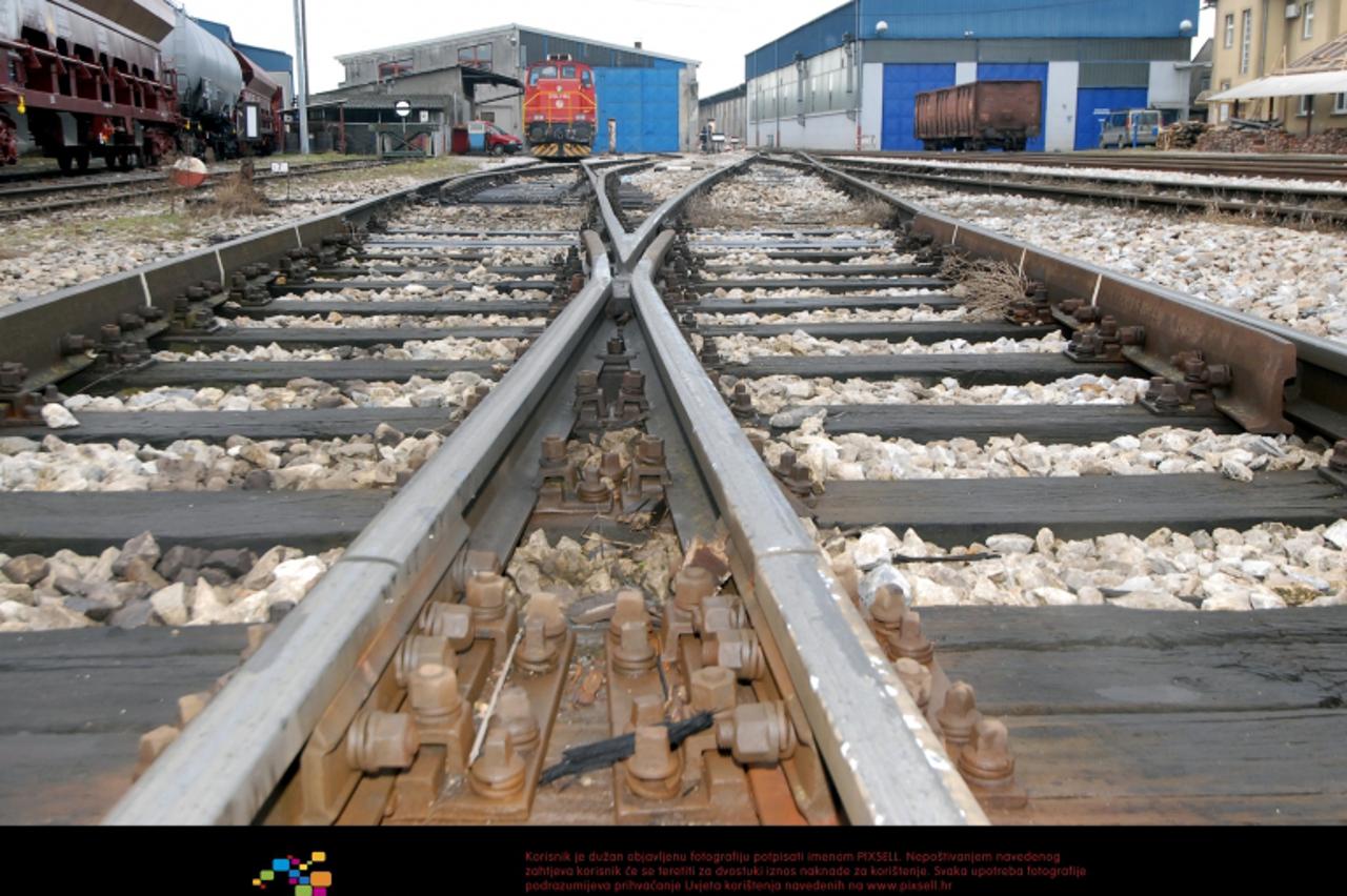 '10.01.2012., Bjelovar - Dalibor Petrovic, dopredsjednik Sindikata strojovodja Hrvatske odrzao je tiskovnu konferenciju u prostorijama zeljeznickog kolodvora, prozvavsi bivsu Vladu Jadranke Kosor sto 