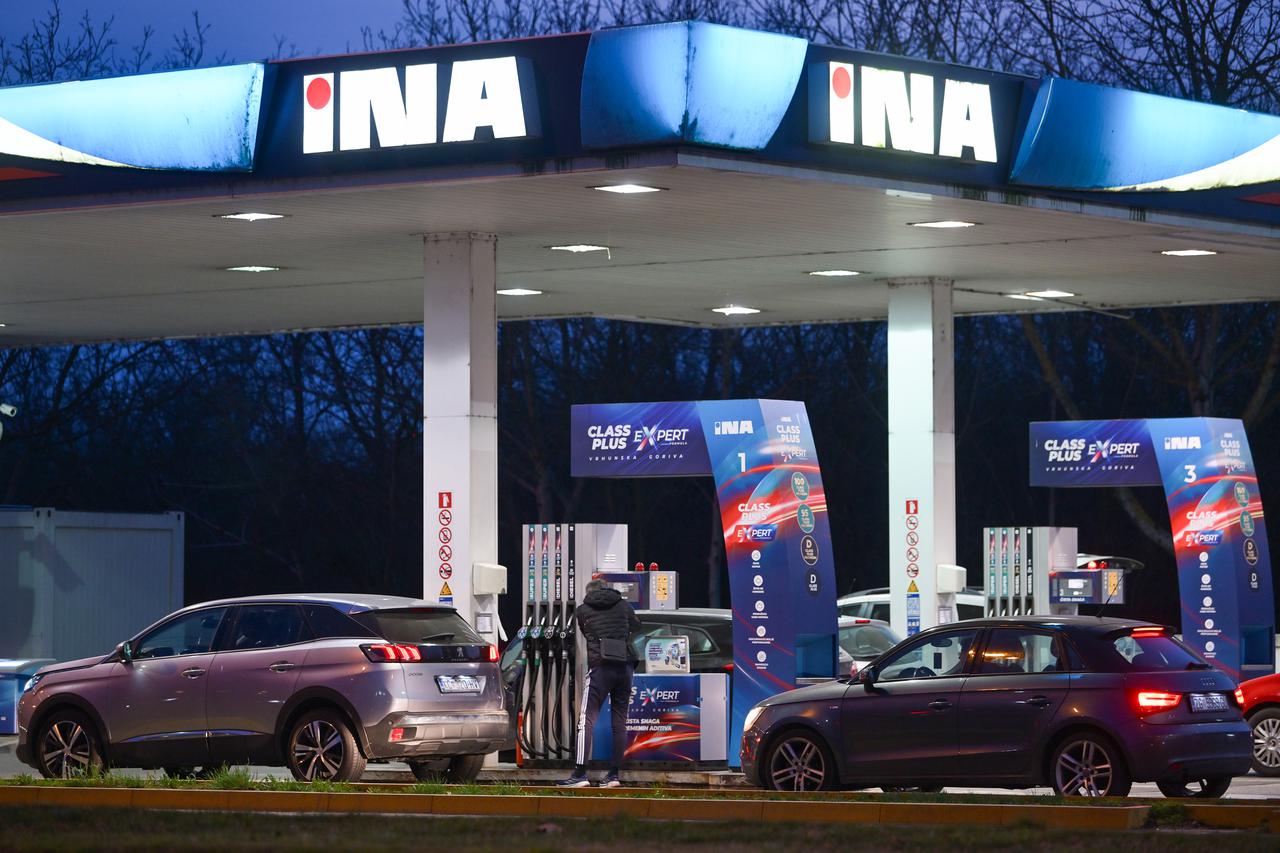 Zagreb: Gužve na benzinskim postajama zbog sutrašnjeg poskupljenja goriva