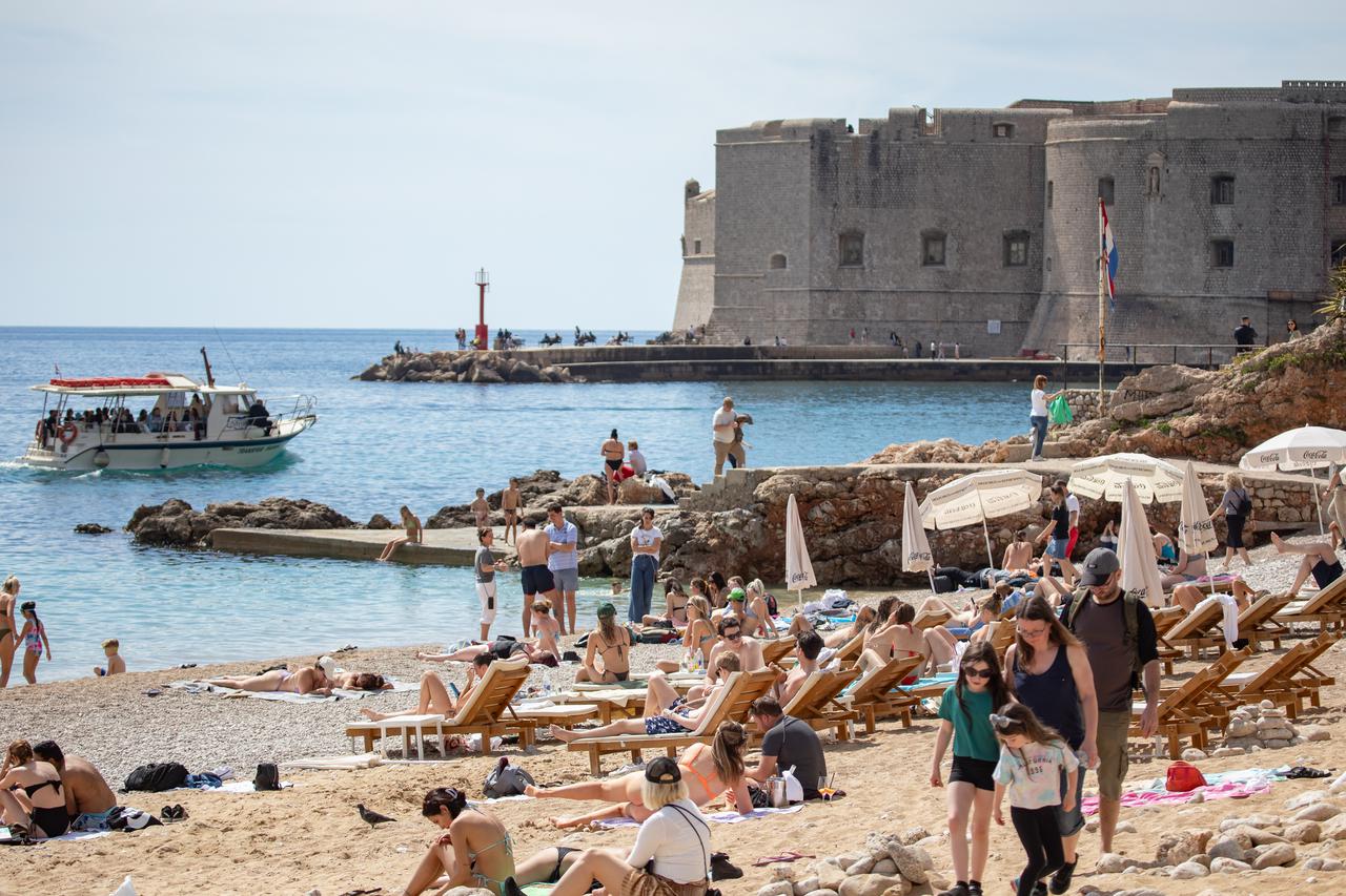 Na Plaži Banje u Dubrovniku kao da je počelo ljeto