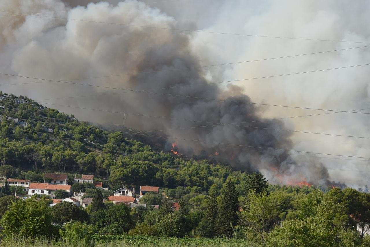 Zbog velikih požara kod Šibenika zatvorena autocesta A1, ugrožene kuće