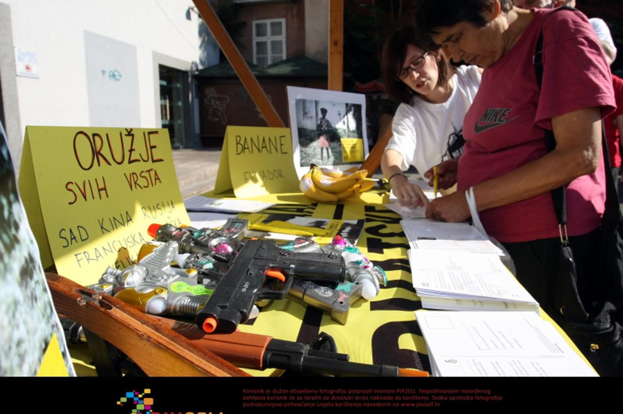 '27.06.2012., Zagreb - Amnesty International Hrvatske na zagrebackom Dolcu postavio standove za peticiju protiv trgovine oruzijem.  Photo: Marko Prpic/PIXSELL'