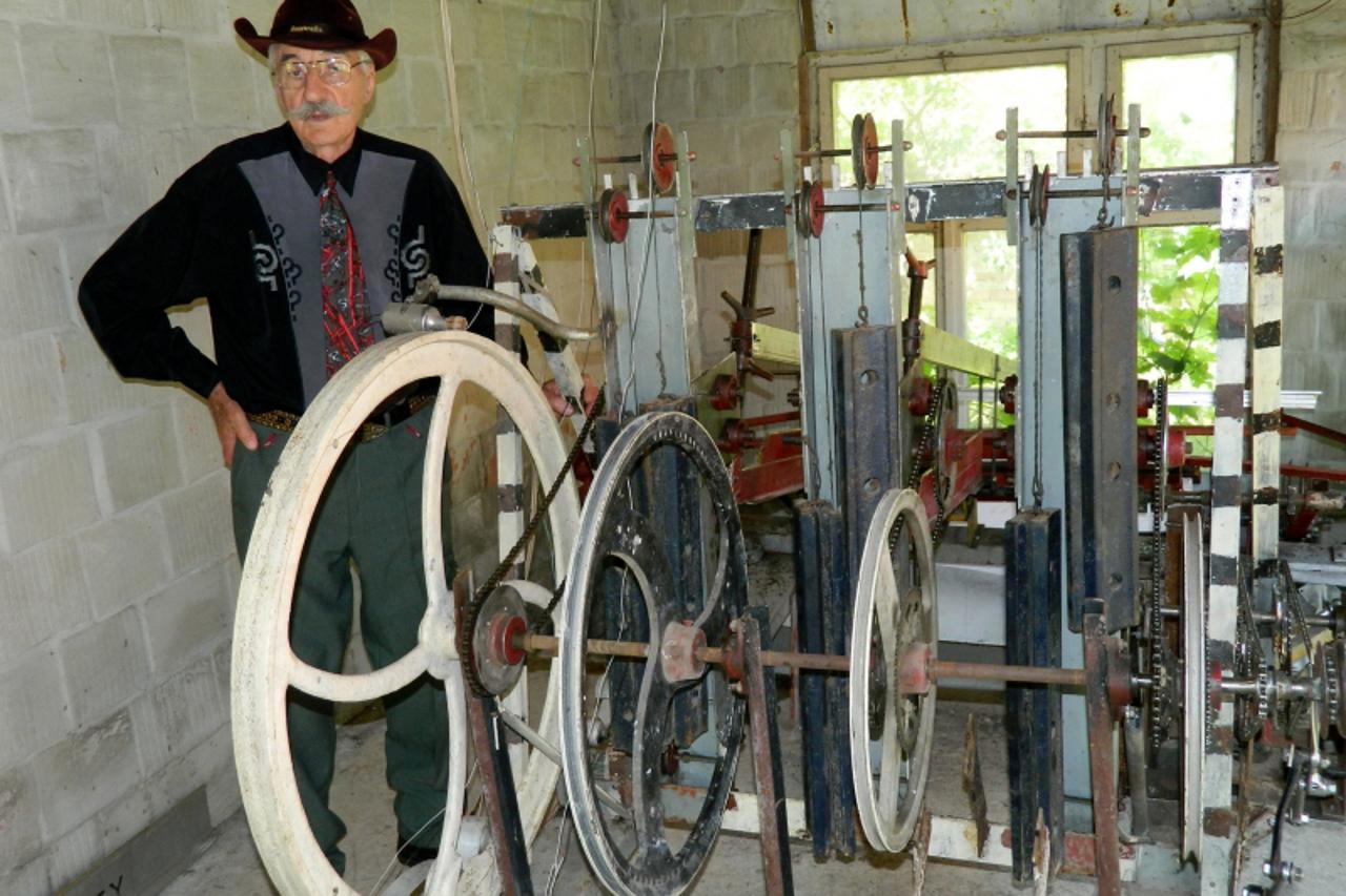 'UNUTRASNJA  21.06.2013. SLAKOVCI - Marko Vukovic i njegov patent za proizvodnju elektricne energije iz snage morskih valova  Branimir Bradaric/Vecernji list'