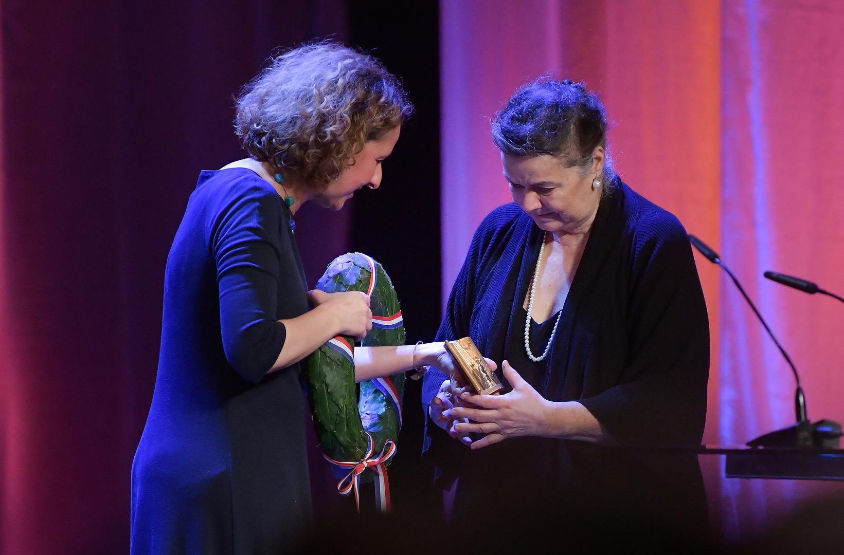 Iz tog odnosa dobila je kćer Bojanu Petrović, koja je krenula majčinim stopama i postala uspješna glumica. 