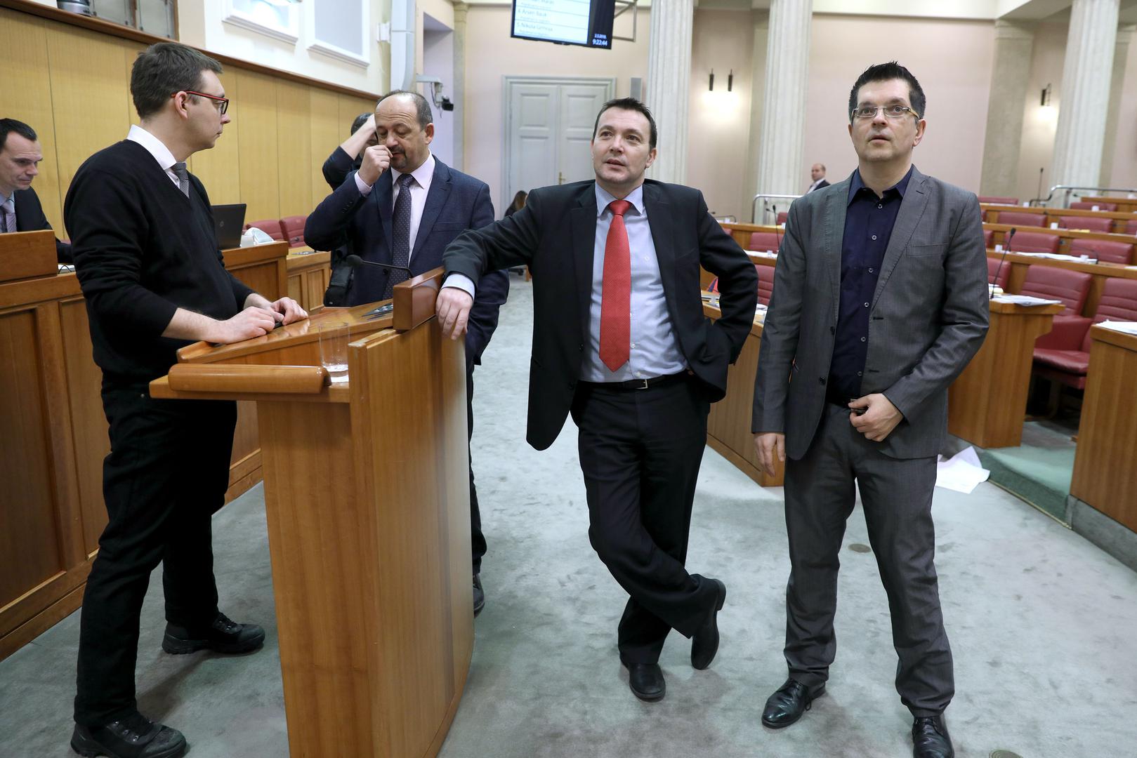 Po prvi puta u povijesti saborski zastupnici su raspravljali cijelu noć, i to o saborskom poslovniku, koji se tiče rada saborskih zastupnika. Ivan Pernar (Živi zid) u jednom trenutku je citirao Bibliju, Tomislav Panenić (Most) je pucao od smijeha za saborskom govornicom dok govorio o cijeni banana koja je skočila za 30 posto, s tendencijom daljnjeg rasta. Zastupnici SDP-a, Živog zida i Mosta apelirali su na predsjedavajućeg Milijana Brkića da se rasprava koje je već ušla u novi dan pomakne, no bez uspjeha.